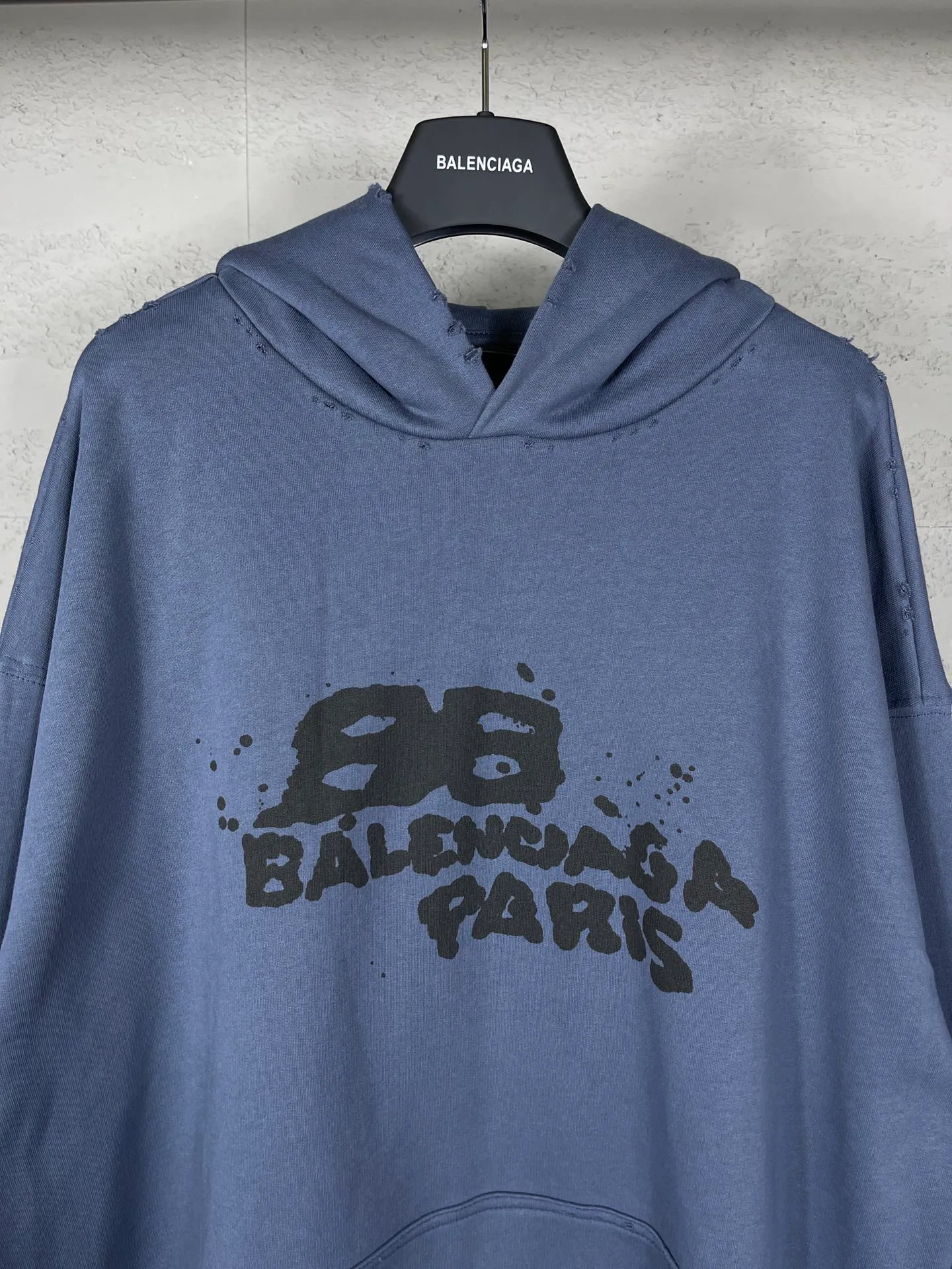 🅿️300 real photos [Top version. Official website quality] BALENCI*GA/Paris BALENCI*GA#BB hand-painted graffiti long-sleeved hooded sweatshirt. 2023 autumn and winter new products. Brick cabinet synchronization. The fabric is made of Paris ZP custom-woven and dyed cotton double yarn David sweater. The weight is 450 grams, the cloth surface is clean. The cloth texture is clear. Soft and comfortable. Good color fastness. Not easy to change color. The threads are woven and dyed with no color difference. The printing uses a round machine hand-painted effect. No burrs. The color follows the original board. The whole piece of clothing is hand-made and worn. The brick cabinet is restored. The version adopts the OS loose shoulder style. Same style for men and women. Coding: BL238018 Color: black, white, gray blue, pink Size: XS S M L