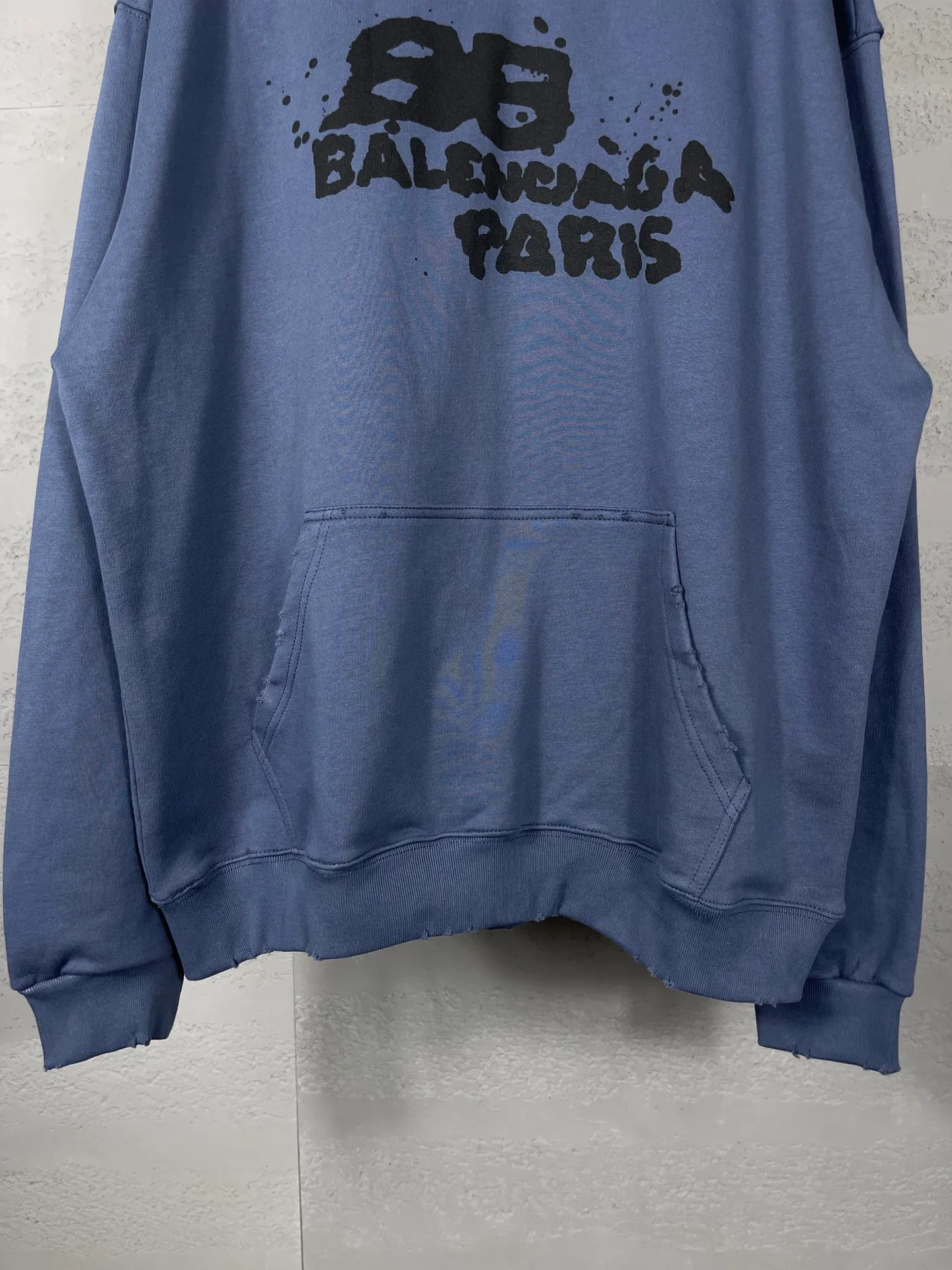 🅿️300 real photos [Top version. Official website quality] BALENCI*GA/Paris BALENCI*GA#BB hand-painted graffiti long-sleeved hooded sweatshirt. 2023 autumn and winter new products. Brick cabinet synchronization. The fabric is made of Paris ZP custom-woven and dyed cotton double yarn David sweater. The weight is 450 grams, the cloth surface is clean. The cloth texture is clear. Soft and comfortable. Good color fastness. Not easy to change color. The threads are woven and dyed with no color difference. The printing uses a round machine hand-painted effect. No burrs. The color follows the original board. The whole piece of clothing is hand-made and worn. The brick cabinet is restored. The version adopts the OS loose shoulder style. Same style for men and women. Coding: BL238018 Color: black, white, gray blue, pink Size: XS S M L