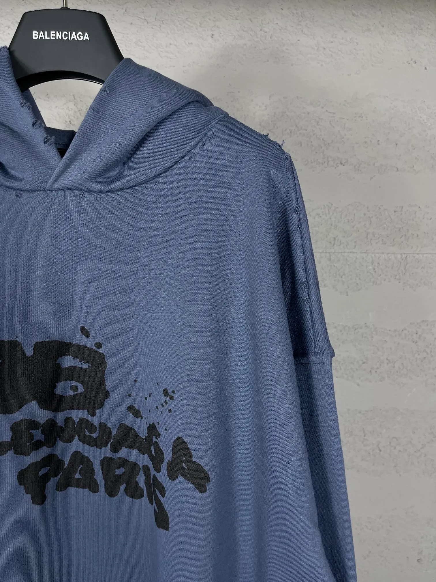 🅿️300 real photos [Top version. Official website quality] BALENCI*GA/Paris BALENCI*GA#BB hand-painted graffiti long-sleeved hooded sweatshirt. 2023 autumn and winter new products. Brick cabinet synchronization. The fabric is made of Paris ZP custom-woven and dyed cotton double yarn David sweater. The weight is 450 grams, the cloth surface is clean. The cloth texture is clear. Soft and comfortable. Good color fastness. Not easy to change color. The threads are woven and dyed with no color difference. The printing uses a round machine hand-painted effect. No burrs. The color follows the original board. The whole piece of clothing is hand-made and worn. The brick cabinet is restored. The version adopts the OS loose shoulder style. Same style for men and women. Coding: BL238018 Color: black, white, gray blue, pink Size: XS S M L