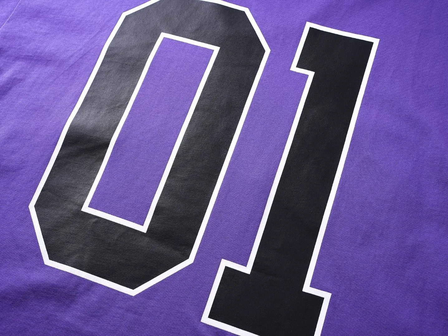 🅿️280 BALENCI*GA latest basketball jersey embroidered printed long-sleeved T-shirt. The front embroidery is embroidered and printed with Tajima computer embroidery machine, the lower left corner is embroidered and printed, and the back piece is printed. The letters are clear. The effect is three-dimensional. Exclusively pattern-woven and dyed 280g fabric. Threads are dyed in the same cylinder with zero color difference. The version adopts OS loose off-shoulder version. Welcome to compare. Same style for men and women -Color: black white purple Cailan -SIZE: Xs S M L Style No. 8536#