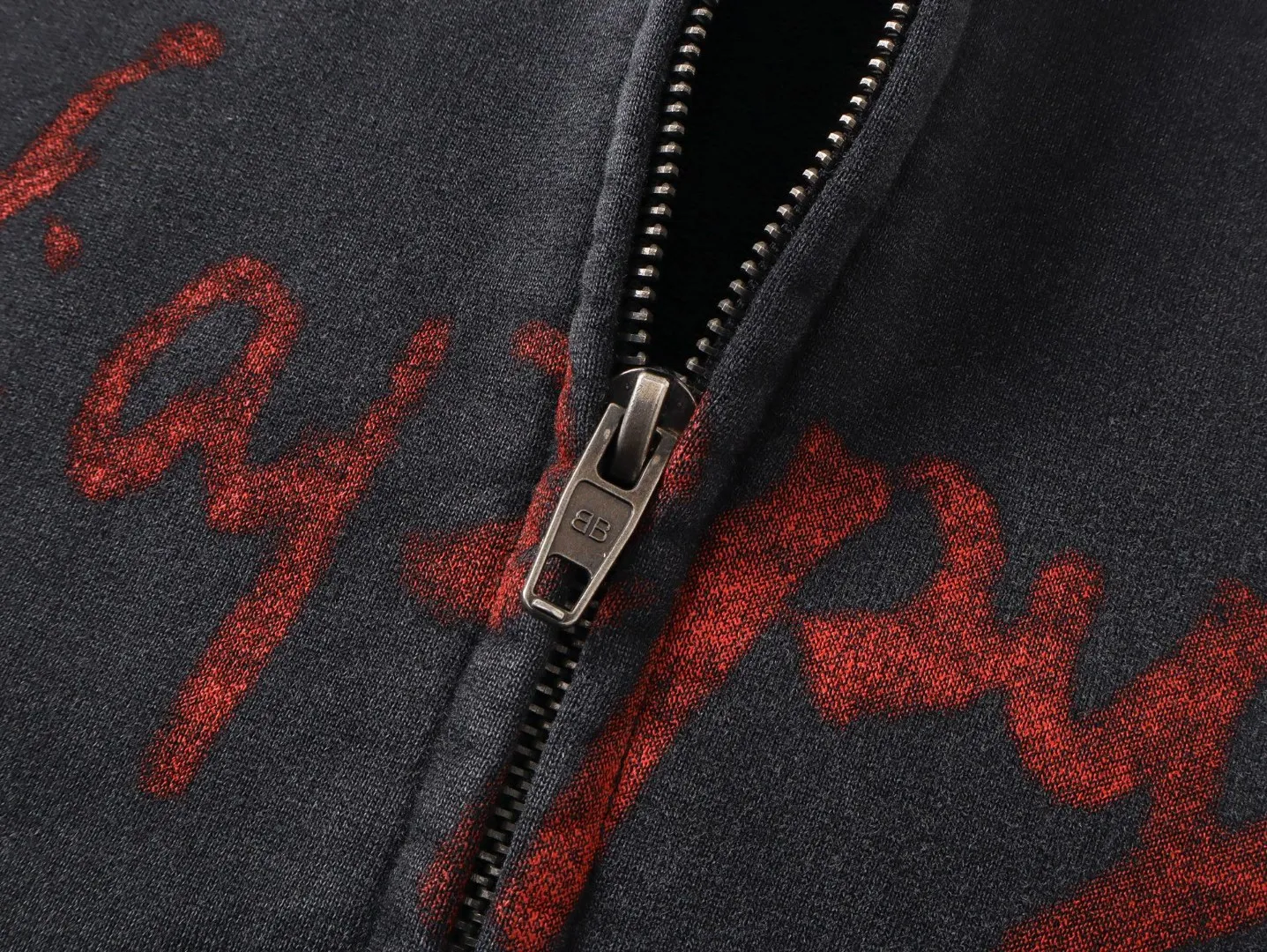 🅿️410 BALENCI*GA Paris Valentine's Day limited edition hooded long-sleeved sweatshirt. The front pattern is printed by computer direct printing. The ready-made garments are washed and distressed. Customized matching hardware. The letters are clear. The effect is three-dimensional. Exclusively matched to the pattern, woven and dyed 460g fabric. Threads are dyed in the same vat with zero color difference. Brick cabinet synchronization. Welcome to compare. Same style for men and women -Color: washed black, off-white -SIZE: Xs S M L Style No. 8972#