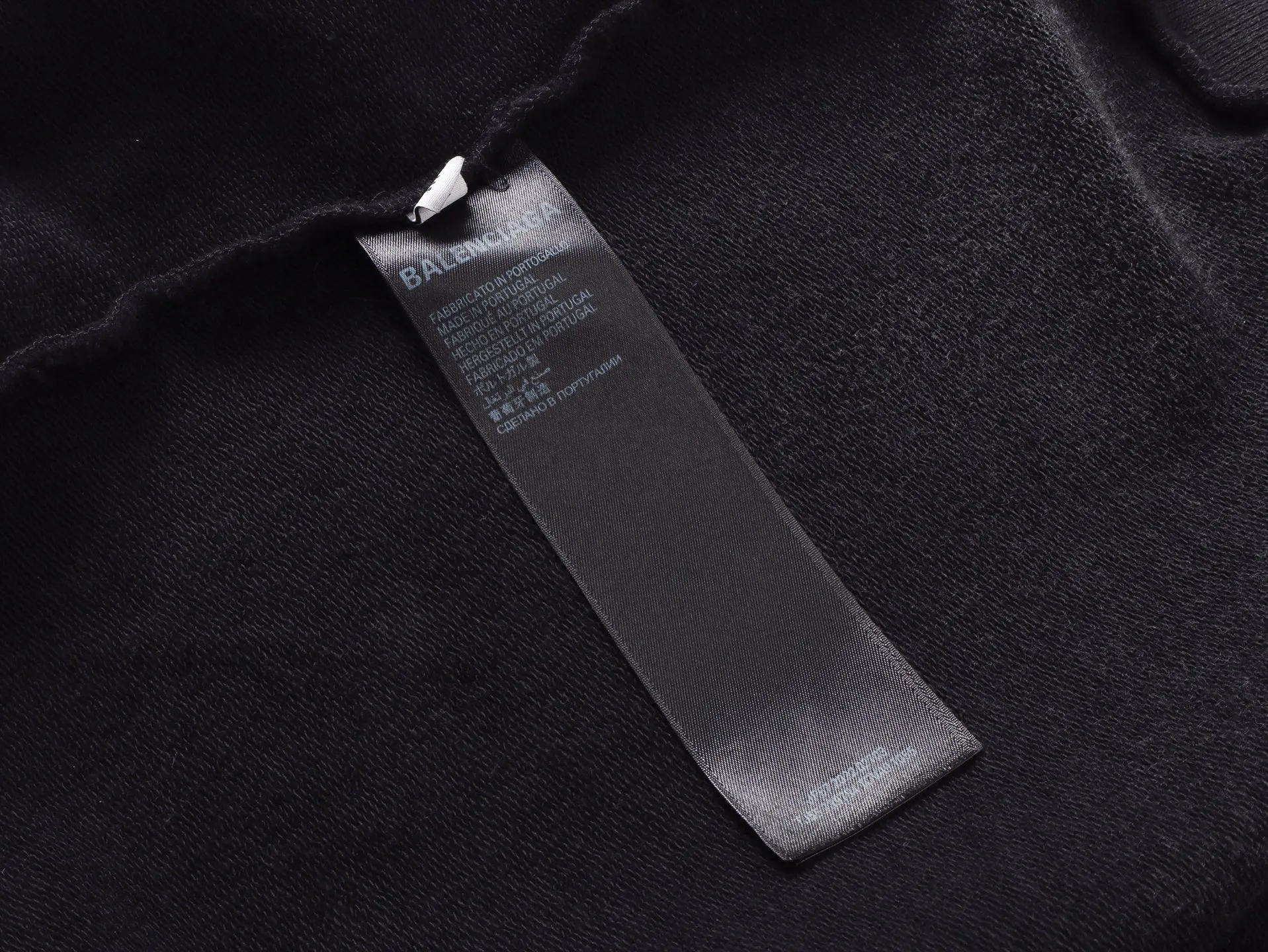 🅿️410 BALENCI*GA Paris Valentine's Day limited edition hooded long-sleeved sweatshirt. The front pattern is printed by computer direct printing. The ready-made garments are washed and distressed. Customized matching hardware. The letters are clear. The effect is three-dimensional. Exclusively matched to the pattern, woven and dyed 460g fabric. Threads are dyed in the same vat with zero color difference. Brick cabinet synchronization. Welcome to compare. Same style for men and women -Color: washed black, off-white -SIZE: Xs S M L Style No. 8972#