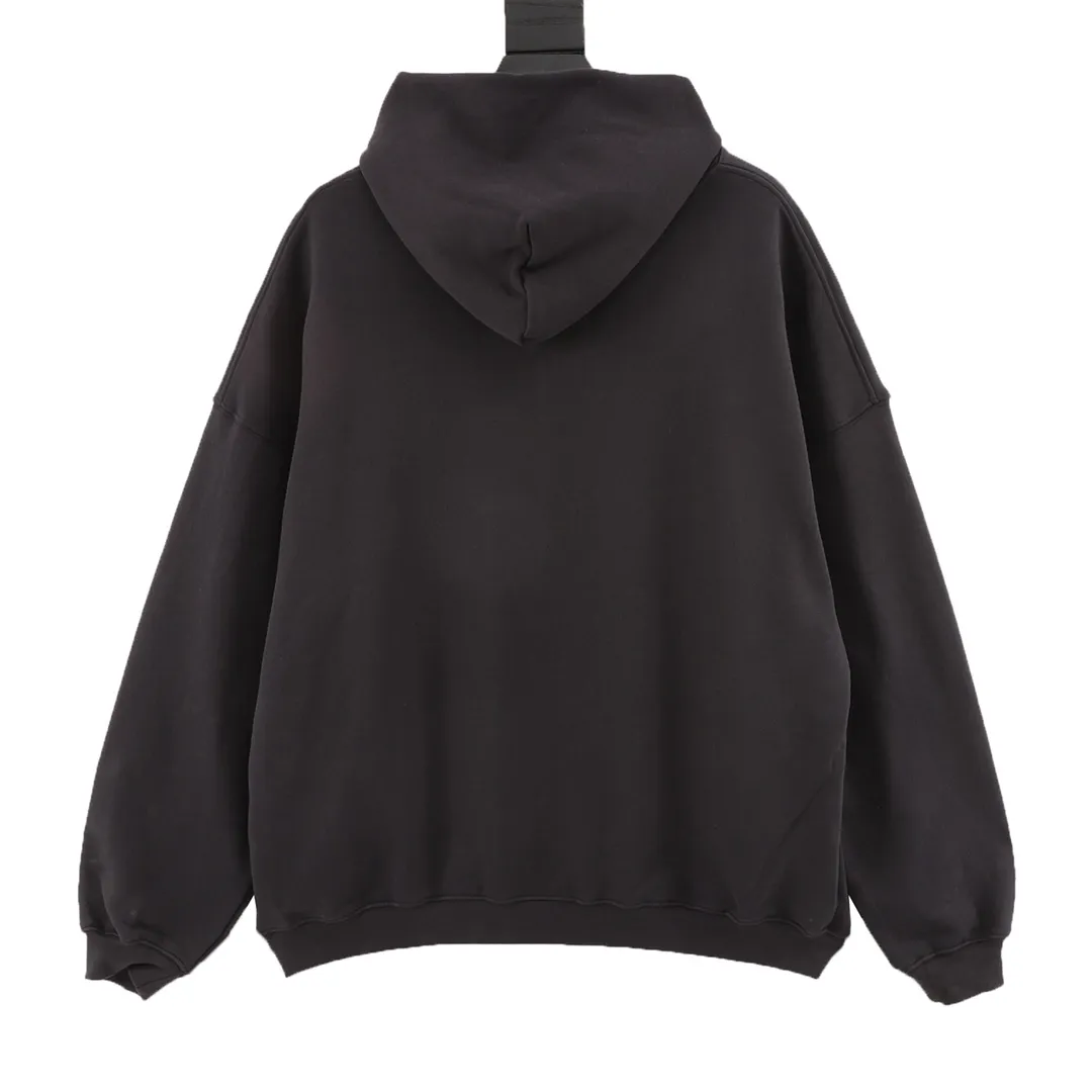 🅿️580 Balenciaga/Balenciaga Wireless Letter Printed Round Neck Sweatshirt Made of 26-count combed cotton + 10-count 100% cotton, with a weight of 480G. The fabric is made of high-quality domestic Xinjiang cotton yarn. Xinjiang cotton is recognized as a superior material among domestic cotton. The fabric is woven using the internationally recognized Fukuhara knitting machine. The fabric has clear texture, good resilience, strong wrinkle resistance, good abrasion resistance and breathability. It is close to the skin, not easy to loosen and has a long-lasting wide effect. The fabric has good gloss, strength and wear resistance, small shrinkage and a good skeleton feel. The pure cotton cloth is produced by air flow liquid cylinder. The environmentally friendly dyeing meets the national first-class product requirements. It is not easy to fade and is not prone to creases and claw marks. The OS version is easy to wear all year round: the sewing machine needle uses a No. 9 round-head needle, which will not puncture or break the section. The fibers of the material are threaded at a density of 3CM/14 stitches, which is tight but not loose or sparse; the sewing thread is imported oil-proof treated thread, and there will be no oil stains; the car is an imported car with a silver sword and a knife. size：S-L