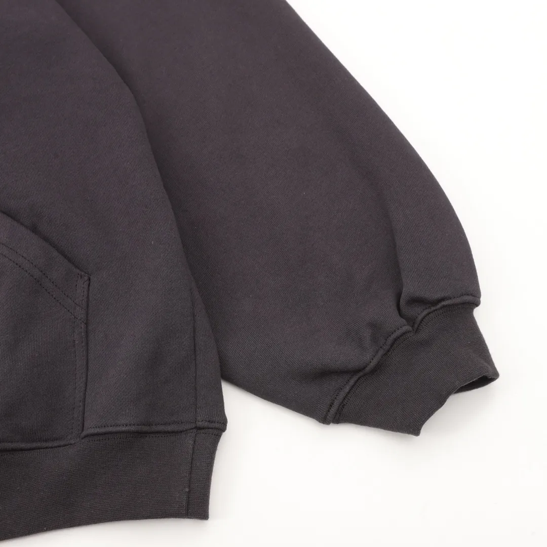🅿️580 Balenciaga/Balenciaga Wireless Letter Printed Round Neck Sweatshirt Made of 26-count combed cotton + 10-count 100% cotton, with a weight of 480G. The fabric is made of high-quality domestic Xinjiang cotton yarn. Xinjiang cotton is recognized as a superior material among domestic cotton. The fabric is woven using the internationally recognized Fukuhara knitting machine. The fabric has clear texture, good resilience, strong wrinkle resistance, good abrasion resistance and breathability. It is close to the skin, not easy to loosen and has a long-lasting wide effect. The fabric has good gloss, strength and wear resistance, small shrinkage and a good skeleton feel. The pure cotton cloth is produced by air flow liquid cylinder. The environmentally friendly dyeing meets the national first-class product requirements. It is not easy to fade and is not prone to creases and claw marks. The OS version is easy to wear all year round: the sewing machine needle uses a No. 9 round-head needle, which will not puncture or break the section. The fibers of the material are threaded at a density of 3CM/14 stitches, which is tight but not loose or sparse; the sewing thread is imported oil-proof treated thread, and there will be no oil stains; the car is an imported car with a silver sword and a knife. size：S-L
