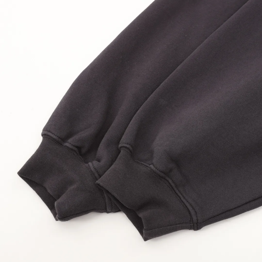 🅿️580 Balenciaga/Balenciaga Wireless Letter Printed Round Neck Sweatshirt Made of 26-count combed cotton + 10-count 100% cotton, with a weight of 480G. The fabric is made of high-quality domestic Xinjiang cotton yarn. Xinjiang cotton is recognized as a superior material among domestic cotton. The fabric is woven using the internationally recognized Fukuhara knitting machine. The fabric has clear texture, good resilience, strong wrinkle resistance, good abrasion resistance and breathability. It is close to the skin, not easy to loosen and has a long-lasting wide effect. The fabric has good gloss, strength and wear resistance, small shrinkage and a good skeleton feel. The pure cotton cloth is produced by air flow liquid cylinder. The environmentally friendly dyeing meets the national first-class product requirements. It is not easy to fade and is not prone to creases and claw marks. The OS version is easy to wear all year round: the sewing machine needle uses a No. 9 round-head needle, which will not puncture or break the section. The fibers of the material are threaded at a density of 3CM/14 stitches, which is tight but not loose or sparse; the sewing thread is imported oil-proof treated thread, and there will be no oil stains; the car is an imported car with a silver sword and a knife. size：S-L