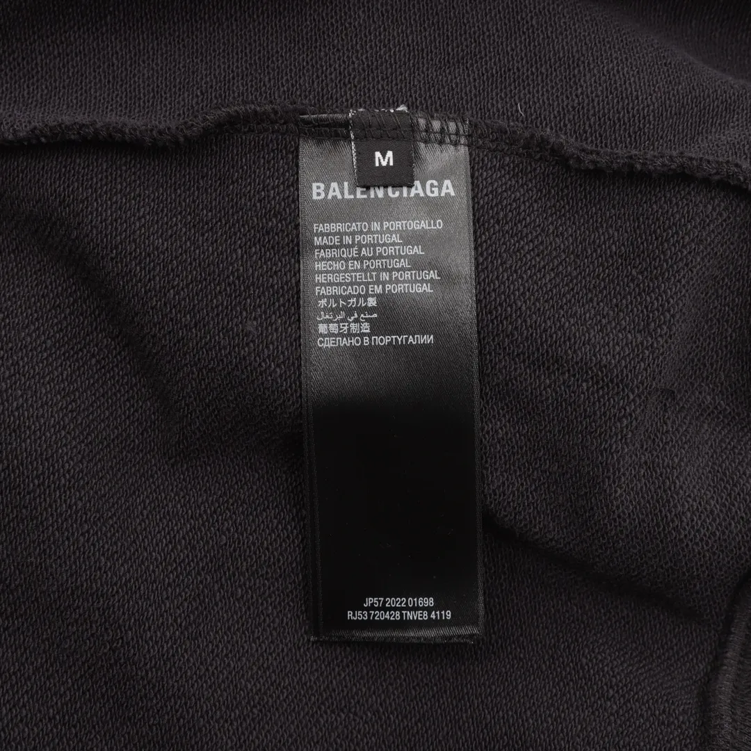 🅿️580 Balenciaga/Balenciaga Wireless Letter Printed Round Neck Sweatshirt Made of 26-count combed cotton + 10-count 100% cotton, with a weight of 480G. The fabric is made of high-quality domestic Xinjiang cotton yarn. Xinjiang cotton is recognized as a superior material among domestic cotton. The fabric is woven using the internationally recognized Fukuhara knitting machine. The fabric has clear texture, good resilience, strong wrinkle resistance, good abrasion resistance and breathability. It is close to the skin, not easy to loosen and has a long-lasting wide effect. The fabric has good gloss, strength and wear resistance, small shrinkage and a good skeleton feel. The pure cotton cloth is produced by air flow liquid cylinder. The environmentally friendly dyeing meets the national first-class product requirements. It is not easy to fade and is not prone to creases and claw marks. The OS version is easy to wear all year round: the sewing machine needle uses a No. 9 round-head needle, which will not puncture or break the section. The fibers of the material are threaded at a density of 3CM/14 stitches, which is tight but not loose or sparse; the sewing thread is imported oil-proof treated thread, and there will be no oil stains; the car is an imported car with a silver sword and a knife. size：S-L
