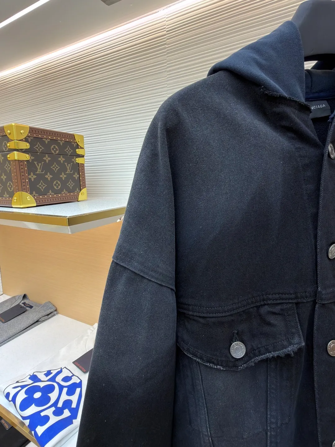 Balenciaga embroidered hooded denim jacket ●Original version: Purchased and developed for 22300 ●Item number: 1682229-B80 ●Material: denim fabric ●Technology: Made with ragged edge technology ●Color: black and blue ●Type: Loose fit ●Weight: about 1295 grams ●Size: The main color is a gradient of black and gray, while the deep navy blue makes quantum leaps between fibers, directly touching the depths of the soul. Balenciaga embroidery uses thousands of stitches to reconstruct the brand totem, making it highly recognizable. The drawstring-less hood is ingeniously designed and uses unique tailoring to outline a futuristic silhouette. The details are sublimated into a subversive fashion statement. The denim jacket is no longer limited to a single style positioning. It is either defined by tradition or redefined by rebellion. Adopt imported machine embroidery technology, use advanced computer control system and precision mechanical components to achieve Balenciaga letter embroidery work with high precision and smooth and delicate lines. Adopting the rotten edge hanging technology, physical wear and friction on the edges are used to achieve a natural rotten edge effect. Through the combination of high-temperature steam and frosted paper, fiber hairiness and color difference are removed to present unique holes and wear effects. The embedded stitching process is used. The stitching of denim and knitted fabrics can provide high-quality stitching effects. Smooth and tidy. Use multiple sand scrubbers to rub the specific parts with a high-pressure spray gun to achieve a local gradient effect. Then use frosting technology. Create a unique texture pattern, extremely complex workmanship, time-consuming, and the overall routing is straight and delicate, the fabric is comfortable and soft, and the color is consistent without color difference. It can be matched with the same style to create a fashionable look, to control various occasions, customized accessories, complete with three standards, the same style for men and women!