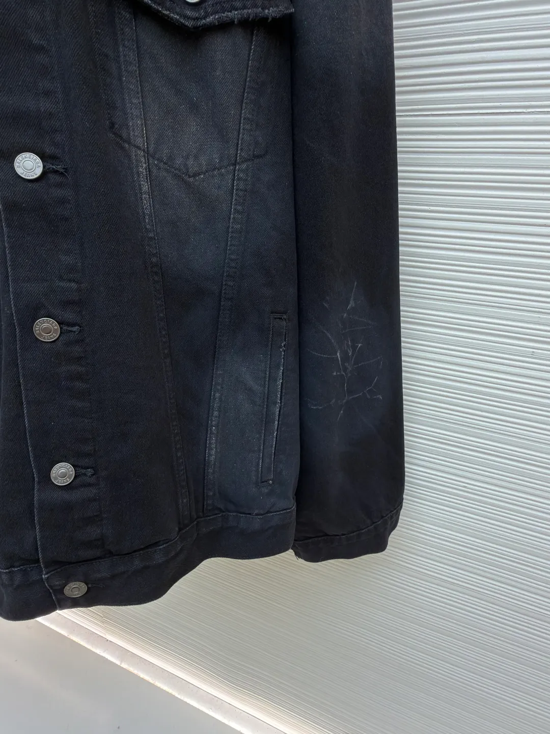 Balenciaga embroidered hooded denim jacket ●Original version: Purchased and developed for 22300 ●Item number: 1682229-B80 ●Material: denim fabric ●Technology: Made with ragged edge technology ●Color: black and blue ●Type: Loose fit ●Weight: about 1295 grams ●Size: The main color is a gradient of black and gray, while the deep navy blue makes quantum leaps between fibers, directly touching the depths of the soul. Balenciaga embroidery uses thousands of stitches to reconstruct the brand totem, making it highly recognizable. The drawstring-less hood is ingeniously designed and uses unique tailoring to outline a futuristic silhouette. The details are sublimated into a subversive fashion statement. The denim jacket is no longer limited to a single style positioning. It is either defined by tradition or redefined by rebellion. Adopt imported machine embroidery technology, use advanced computer control system and precision mechanical components to achieve Balenciaga letter embroidery work with high precision and smooth and delicate lines. Adopting the rotten edge hanging technology, physical wear and friction on the edges are used to achieve a natural rotten edge effect. Through the combination of high-temperature steam and frosted paper, fiber hairiness and color difference are removed to present unique holes and wear effects. The embedded stitching process is used. The stitching of denim and knitted fabrics can provide high-quality stitching effects. Smooth and tidy. Use multiple sand scrubbers to rub the specific parts with a high-pressure spray gun to achieve a local gradient effect. Then use frosting technology. Create a unique texture pattern, extremely complex workmanship, time-consuming, and the overall routing is straight and delicate, the fabric is comfortable and soft, and the color is consistent without color difference. It can be matched with the same style to create a fashionable look, to control various occasions, customized accessories, complete with three standards, the same style for men and women!