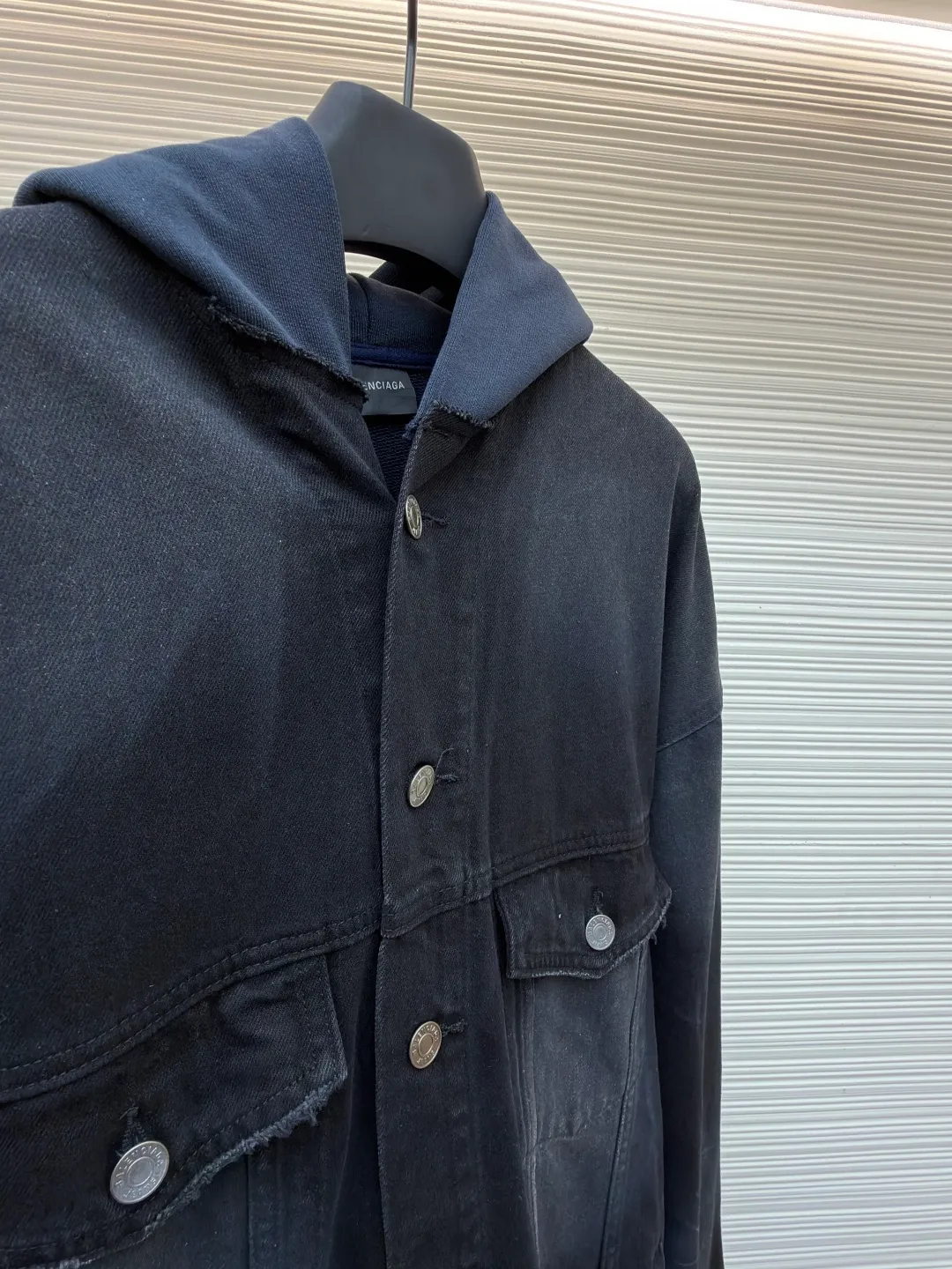 Balenciaga embroidered hooded denim jacket ●Original version: Purchased and developed for 22300 ●Item number: 1682229-B80 ●Material: denim fabric ●Technology: Made with ragged edge technology ●Color: black and blue ●Type: Loose fit ●Weight: about 1295 grams ●Size: The main color is a gradient of black and gray, while the deep navy blue makes quantum leaps between fibers, directly touching the depths of the soul. Balenciaga embroidery uses thousands of stitches to reconstruct the brand totem, making it highly recognizable. The drawstring-less hood is ingeniously designed and uses unique tailoring to outline a futuristic silhouette. The details are sublimated into a subversive fashion statement. The denim jacket is no longer limited to a single style positioning. It is either defined by tradition or redefined by rebellion. Adopt imported machine embroidery technology, use advanced computer control system and precision mechanical components to achieve Balenciaga letter embroidery work with high precision and smooth and delicate lines. Adopting the rotten edge hanging technology, physical wear and friction on the edges are used to achieve a natural rotten edge effect. Through the combination of high-temperature steam and frosted paper, fiber hairiness and color difference are removed to present unique holes and wear effects. The embedded stitching process is used. The stitching of denim and knitted fabrics can provide high-quality stitching effects. Smooth and tidy. Use multiple sand scrubbers to rub the specific parts with a high-pressure spray gun to achieve a local gradient effect. Then use frosting technology. Create a unique texture pattern, extremely complex workmanship, time-consuming, and the overall routing is straight and delicate, the fabric is comfortable and soft, and the color is consistent without color difference. It can be matched with the same style to create a fashionable look, to control various occasions, customized accessories, complete with three standards, the same style for men and women!