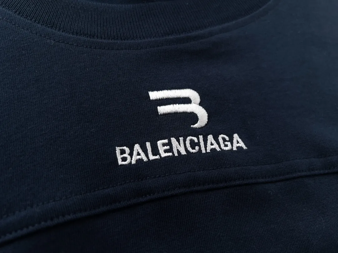 🅿️240 Detailed picture [Top version. Official website quality] BALENCI*GA/Paris#Classic LOGO embroidered on the chest multi-position short-sleeved T-shirt#brick cabinet synchronization The fabric is made of Paris ZP custom-woven and dyed cotton double yarn. Weighing 260 grams, the cloth surface is clean. The cloth pattern is clear, soft and comfortable. The threads are dyed with no color difference. The classic pattern embroidery uses imported Tajima embroidery machines, and the letters are three-dimensional and neat. Multi-position splicing. Double-needle crimping. The process is extremely complex. Different market currencies, welcome to compare. The version adopts OS loose shoulder style. Same style for men and women. Code: BL223016 Color: black gray. Royal blue Size: XS to L