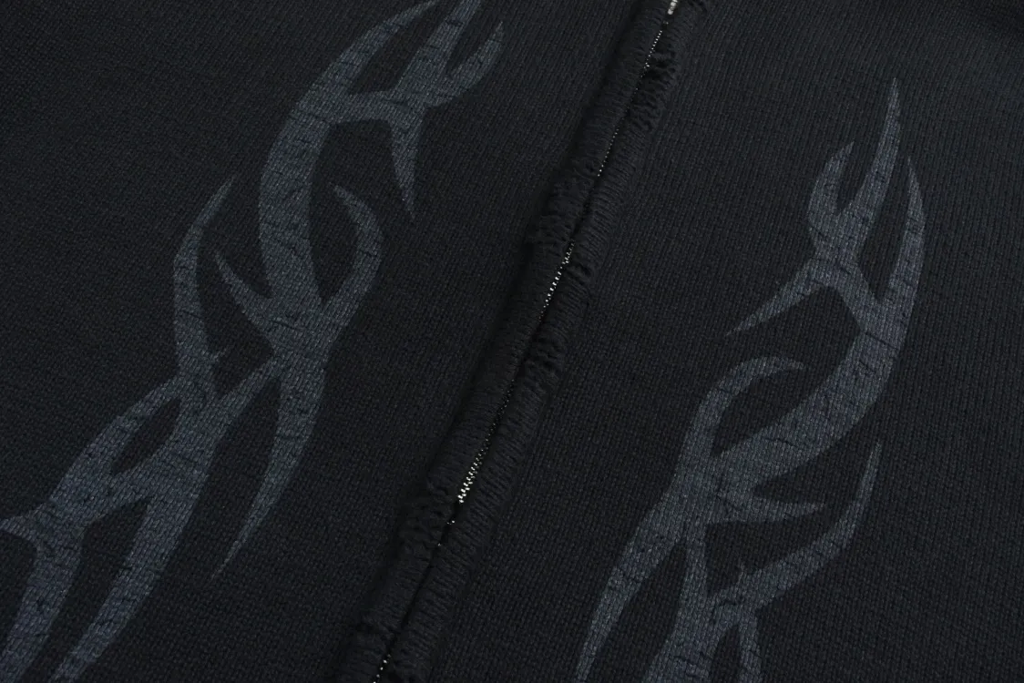 🅿️490 (1:1 original order quality) BLCG 24FW flame totem zipper sweater. Originally purchased for 21,500, limited edition quantity. Using 100% pure cotton yarn from the original channel, the wool is custom-woven and dyed according to the texture and luster of the fabric. The weaving method is dense and dense, restoring the vertical grain texture, and distinguishing it from the wrong plain-weave smooth version on the market, which is costly. The special glue printing process is used, which is characterized by using high-performance glue for printing, which creates a fractured and broken visual effect on the printed pattern. The special printing process is used to simulate the cracking effect. After the finished garment is washed and frayed, the process is very cumbersome. The custom-made No. 5 distressed zipper head is decorated with BB lettering. The style is original and the same style for men and women. size: S-L