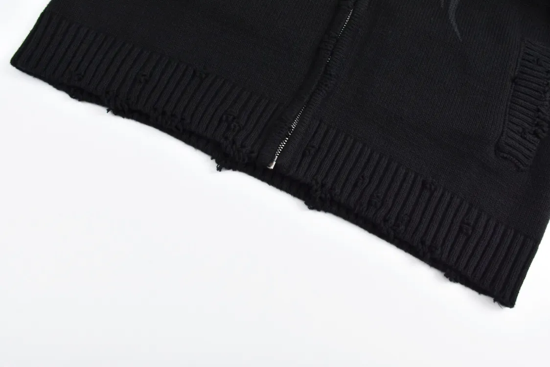 🅿️490 (1:1 original order quality) BLCG 24FW flame totem zipper sweater. Originally purchased for 21,500, limited edition quantity. Using 100% pure cotton yarn from the original channel, the wool is custom-woven and dyed according to the texture and luster of the fabric. The weaving method is dense and dense, restoring the vertical grain texture, and distinguishing it from the wrong plain-weave smooth version on the market, which is costly. The special glue printing process is used, which is characterized by using high-performance glue for printing, which creates a fractured and broken visual effect on the printed pattern. The special printing process is used to simulate the cracking effect. After the finished garment is washed and frayed, the process is very cumbersome. The custom-made No. 5 distressed zipper head is decorated with BB lettering. The style is original and the same style for men and women. size: S-L