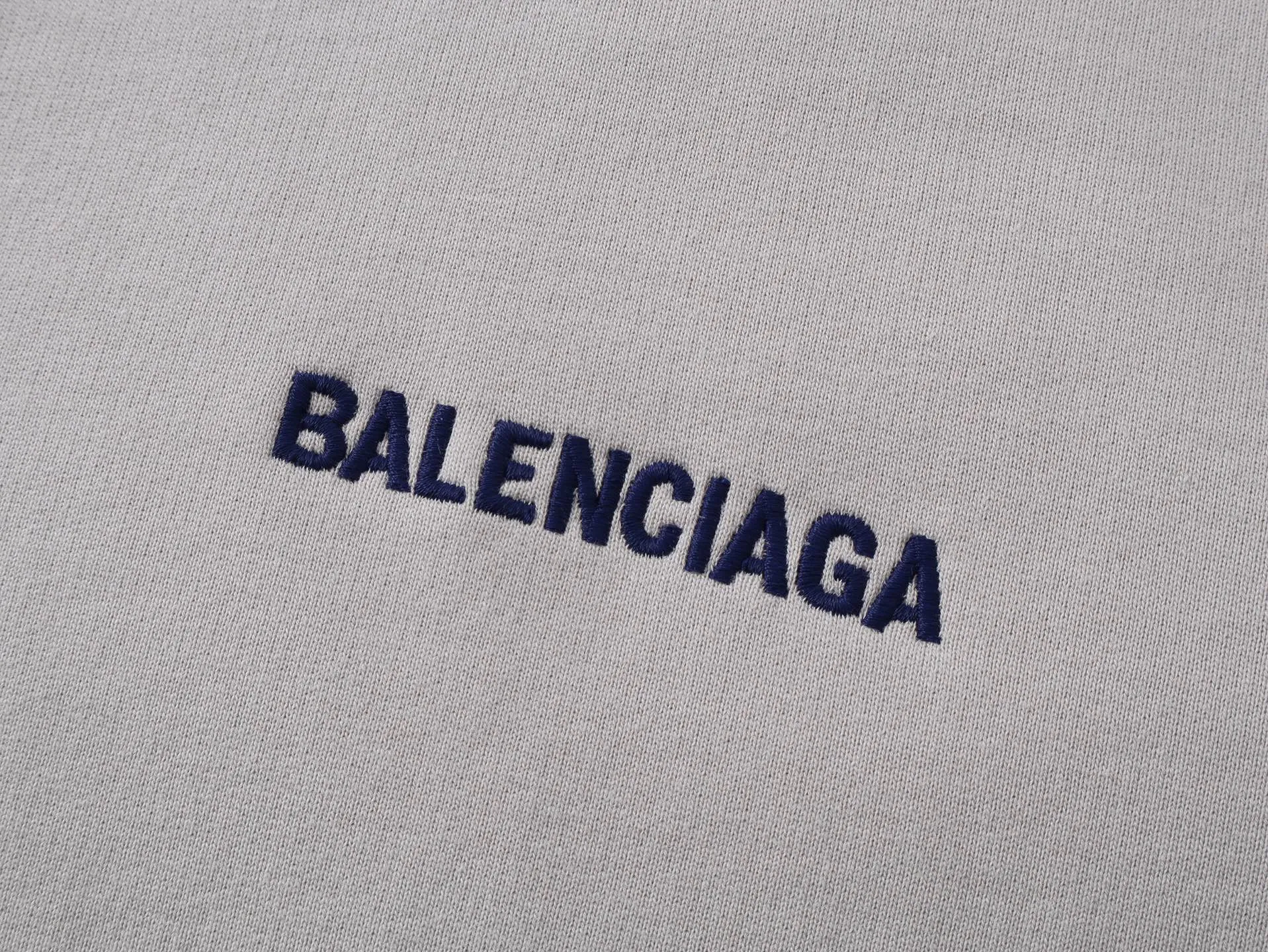 🅿️370 real photos [Top version. Official website quality] BALENCI*G*/25 new autumn and winter style. Washed and distressed hooded zipper cardigan sweatshirt with Paris LOGO embroidered on the front and back. Garments are washed and aged. SS25 latest model. Research and development at the first time, different market currencies. Comparisons welcome. The fabric is made of Paris ZP custom-woven and dyed cotton sweatshirt. Weighing 460 grams, the cloth surface is clean. The cloth pattern is clear, soft and comfortable. The threads are dyed with no color difference. The embroidery is done with embroidery machines imported from Tajima, and the garments are washed and worn to make them look old. Jubie market currency. Welcome to compare. The version adopts OS loose shoulder design. Same style for men and women. Code: BL259936 Color: black, off-white Size: XS S M L