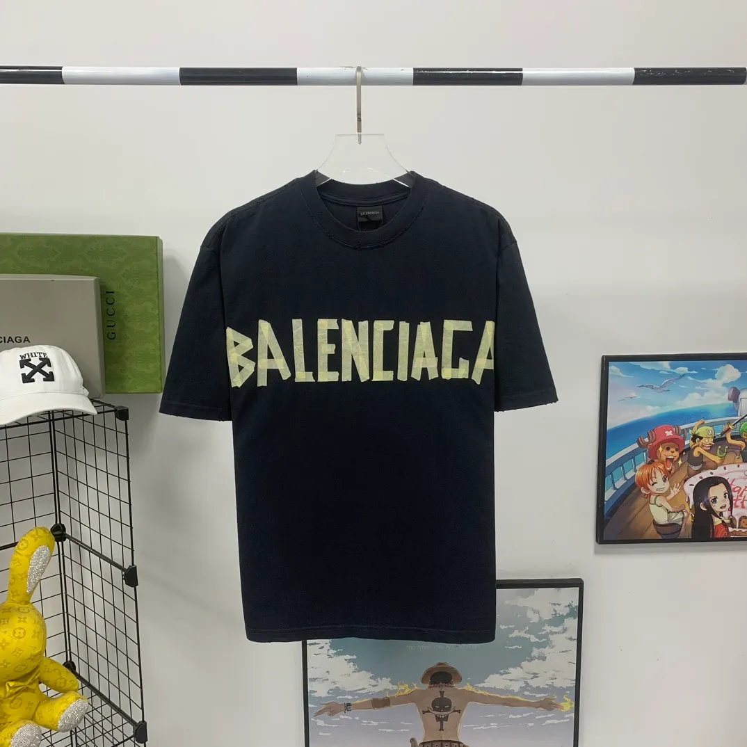 [Breaking new arrival] Top quality BALENCIAGA Paris spring and summer latest tape print washed and worn male and female couple star same style short sleeves 23ss tape tye black retro plain fabric medium version short sleeves Paris' new season's products have added the elements of artistic tape stickers, hot rhinestones and post-it notes, changing the previous minimalist printing style, this time the creativity is really laborious. The micro-OS style is friendly to both men and women. The fixed yarn and washed cotton are soft and waxy and resistant to damage. The slightly distressed worn details are a no-brainer for me who likes 𝐕𝐢𝐧𝐭𝐚𝐠𝐞. There are two styles of front and back printing. The front is like paper tape, and the back is a bright yellow graffiti painting effect, which has a strong impact on people. It looks great with denim overalls, and it’s super cool for girls to wear it with their lower body missing. Original custom-woven and dyed pure cotton material, heavily distressed. Counter 1/1; This product has a unisex design. The same oversize version for men and women·Tape Type logo on the front and back. It is characterized by heavy wear and washable effect. P; 140 Size: XS-L