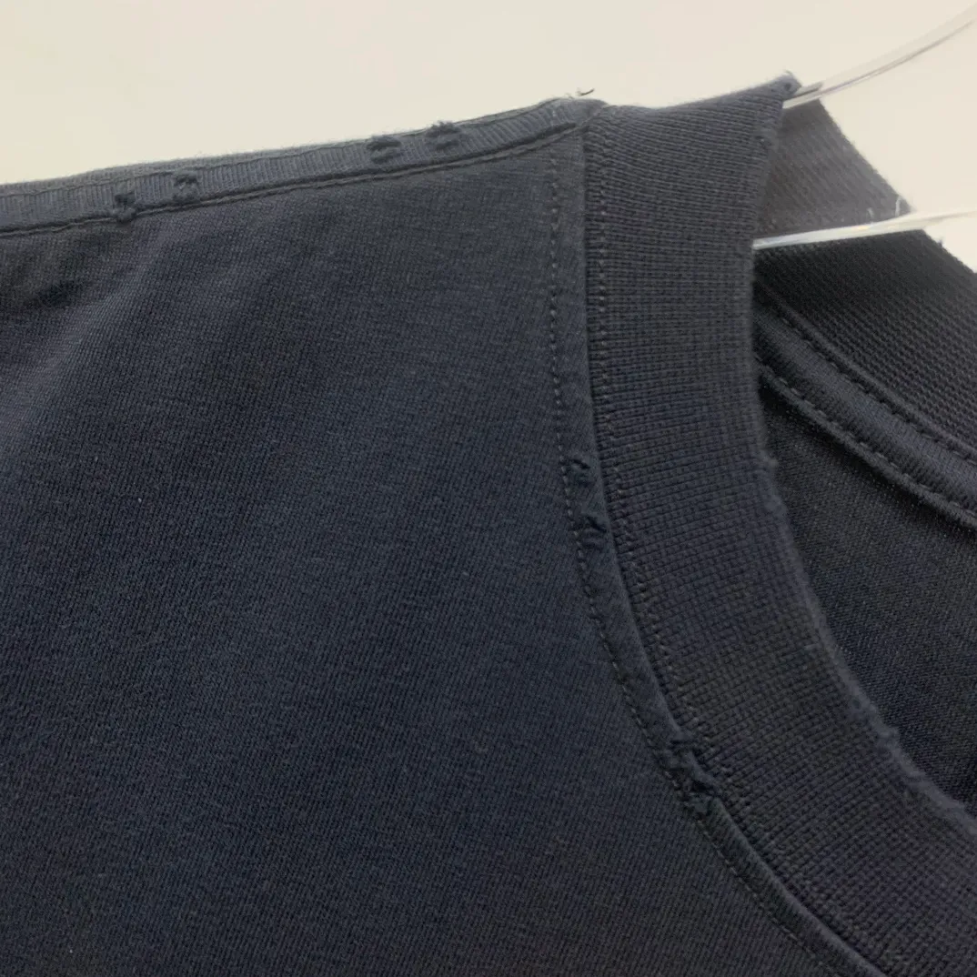 [Breaking new arrival] Top quality BALENCIAGA Paris spring and summer latest tape print washed and worn male and female couple star same style short sleeves 23ss tape tye black retro plain fabric medium version short sleeves Paris' new season's products have added the elements of artistic tape stickers, hot rhinestones and post-it notes, changing the previous minimalist printing style, this time the creativity is really laborious. The micro-OS style is friendly to both men and women. The fixed yarn and washed cotton are soft and waxy and resistant to damage. The slightly distressed worn details are a no-brainer for me who likes 𝐕𝐢𝐧𝐭𝐚𝐠𝐞. There are two styles of front and back printing. The front is like paper tape, and the back is a bright yellow graffiti painting effect, which has a strong impact on people. It looks great with denim overalls, and it’s super cool for girls to wear it with their lower body missing. Original custom-woven and dyed pure cotton material, heavily distressed. Counter 1/1; This product has a unisex design. The same oversize version for men and women·Tape Type logo on the front and back. It is characterized by heavy wear and washable effect. P; 140 Size: XS-L