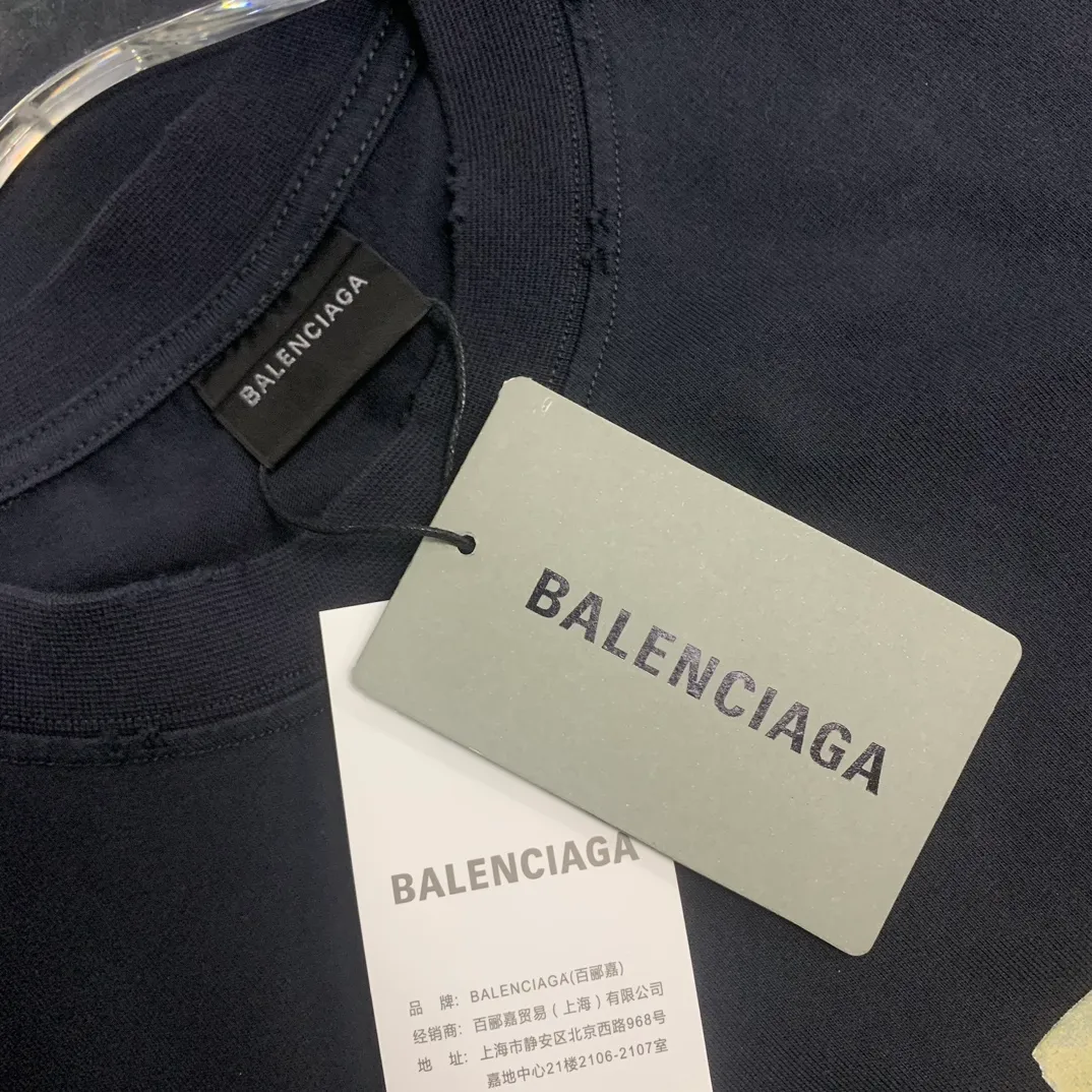 [Breaking new arrival] Top quality BALENCIAGA Paris spring and summer latest tape print washed and worn male and female couple star same style short sleeves 23ss tape tye black retro plain fabric medium version short sleeves Paris' new season's products have added the elements of artistic tape stickers, hot rhinestones and post-it notes, changing the previous minimalist printing style, this time the creativity is really laborious. The micro-OS style is friendly to both men and women. The fixed yarn and washed cotton are soft and waxy and resistant to damage. The slightly distressed worn details are a no-brainer for me who likes 𝐕𝐢𝐧𝐭𝐚𝐠𝐞. There are two styles of front and back printing. The front is like paper tape, and the back is a bright yellow graffiti painting effect, which has a strong impact on people. It looks great with denim overalls, and it’s super cool for girls to wear it with their lower body missing. Original custom-woven and dyed pure cotton material, heavily distressed. Counter 1/1; This product has a unisex design. The same oversize version for men and women·Tape Type logo on the front and back. It is characterized by heavy wear and washable effect. P; 140 Size: XS-L