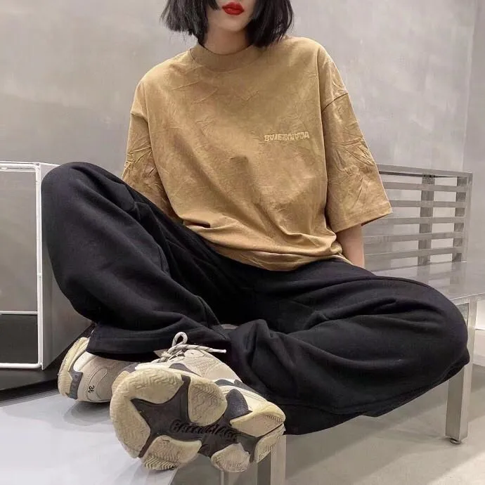 ♻️💯Reference model picture for the upper body❤️The top tested version of Balenciaga/Balenciaga inverted letter embroidery for men and women couple stars the same style pure cotton short-sleeved T-shirt. Original development, custom-woven fabrics, craft washing treatment, full of thickness, texture different from market products, highly restored to the original version, imported Tajima machine embroidery, perfectly close to the original product, very simple logo to indicate identity letter spacing, the size is the same as the original version, 22ss version to create a highly restored version of the same style for men and women Size: XS-L Color: Dark Khaki P:260