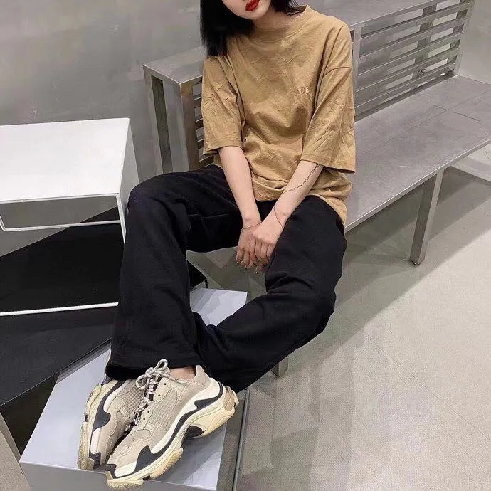 ♻️💯Reference model picture for the upper body❤️The top tested version of Balenciaga/Balenciaga inverted letter embroidery for men and women couple stars the same style pure cotton short-sleeved T-shirt. Original development, custom-woven fabrics, craft washing treatment, full of thickness, texture different from market products, highly restored to the original version, imported Tajima machine embroidery, perfectly close to the original product, very simple logo to indicate identity letter spacing, the size is the same as the original version, 22ss version to create a highly restored version of the same style for men and women Size: XS-L Color: Dark Khaki P:260