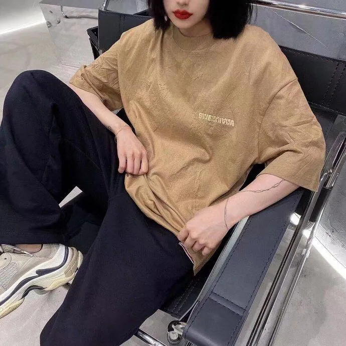 ♻️💯Reference model picture for the upper body❤️The top tested version of Balenciaga/Balenciaga inverted letter embroidery for men and women couple stars the same style pure cotton short-sleeved T-shirt. Original development, custom-woven fabrics, craft washing treatment, full of thickness, texture different from market products, highly restored to the original version, imported Tajima machine embroidery, perfectly close to the original product, very simple logo to indicate identity letter spacing, the size is the same as the original version, 22ss version to create a highly restored version of the same style for men and women Size: XS-L Color: Dark Khaki P:260