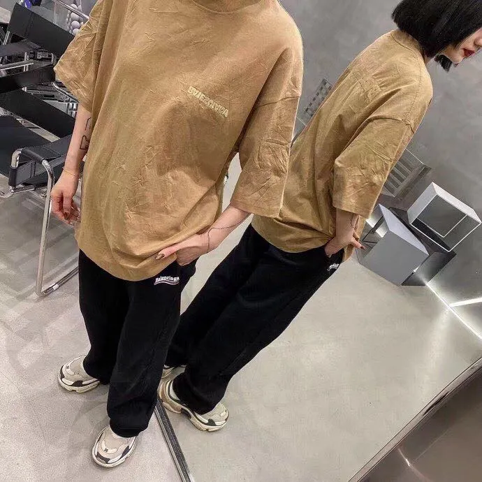 ♻️💯Reference model picture for the upper body❤️The top tested version of Balenciaga/Balenciaga inverted letter embroidery for men and women couple stars the same style pure cotton short-sleeved T-shirt. Original development, custom-woven fabrics, craft washing treatment, full of thickness, texture different from market products, highly restored to the original version, imported Tajima machine embroidery, perfectly close to the original product, very simple logo to indicate identity letter spacing, the size is the same as the original version, 22ss version to create a highly restored version of the same style for men and women Size: XS-L Color: Dark Khaki P:260