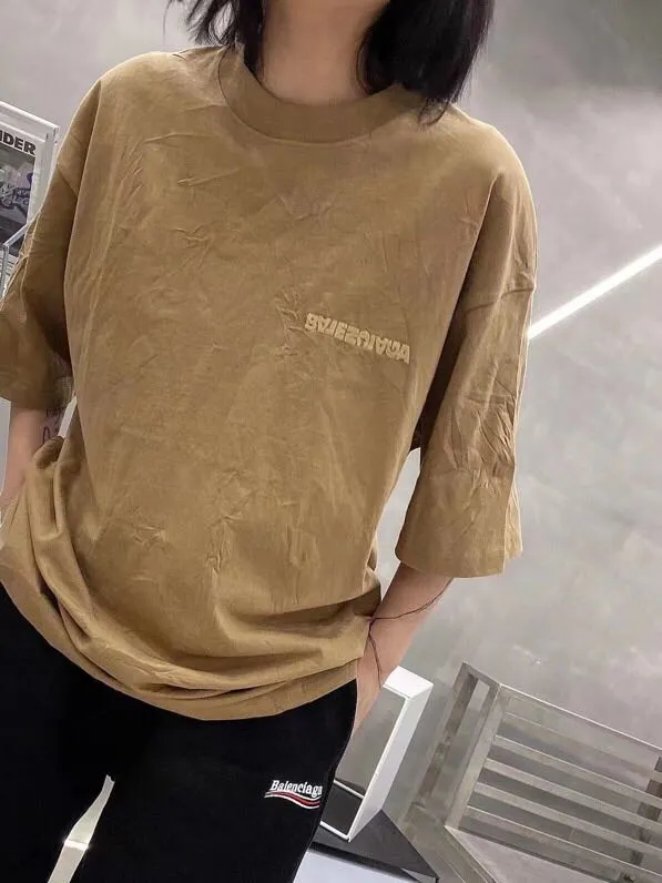 ♻️💯Reference model picture for the upper body❤️The top tested version of Balenciaga/Balenciaga inverted letter embroidery for men and women couple stars the same style pure cotton short-sleeved T-shirt. Original development, custom-woven fabrics, craft washing treatment, full of thickness, texture different from market products, highly restored to the original version, imported Tajima machine embroidery, perfectly close to the original product, very simple logo to indicate identity letter spacing, the size is the same as the original version, 22ss version to create a highly restored version of the same style for men and women Size: XS-L Color: Dark Khaki P:260