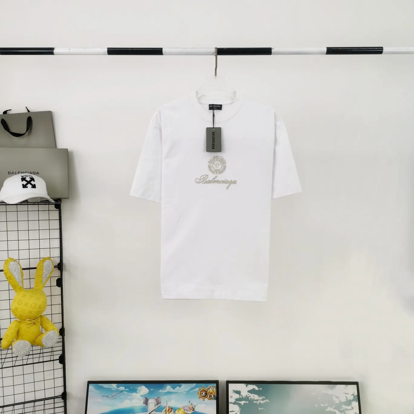 [New] The top tried and tested version of BALENCIAGA Balenciaga three-dimensional art embroidery Cupid badge Tanabata Valentine's Day limited edition pure cotton short-sleeved T-shirt for male and female couples stars Tanabata limited edition Cupid gold thread embroidered short-sleeved T-shirt Using imported Tajima machine, the embroidery effect is three-dimensional and full, first-line craftsmanship, the quality is visible to the naked eye, the overall font size, spacing, and detail features of the pattern are restored. The Cupid portrait is outlined by flat embroidery. The surrounding body is made of precision three-dimensional embroidery technology. The embroidery is very fine and dense. The font is clear and the lines and three-dimensional sense are strong. It highly restores the yb effect. Custom-woven and dyed 280g top-quality combed cotton fabric. The threads are the same and there is no color difference. Exclusive and high-quality. Welcome to compare. Same style for men and women. Color: white, black, pink. Size: XS-L P:260
