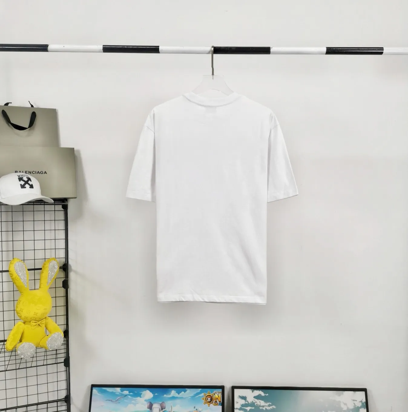[New] The top tried and tested version of BALENCIAGA Balenciaga three-dimensional art embroidery Cupid badge Tanabata Valentine's Day limited edition pure cotton short-sleeved T-shirt for male and female couples stars Tanabata limited edition Cupid gold thread embroidered short-sleeved T-shirt Using imported Tajima machine, the embroidery effect is three-dimensional and full, first-line craftsmanship, the quality is visible to the naked eye, the overall font size, spacing, and detail features of the pattern are restored. The Cupid portrait is outlined by flat embroidery. The surrounding body is made of precision three-dimensional embroidery technology. The embroidery is very fine and dense. The font is clear and the lines and three-dimensional sense are strong. It highly restores the yb effect. Custom-woven and dyed 280g top-quality combed cotton fabric. The threads are the same and there is no color difference. Exclusive and high-quality. Welcome to compare. Same style for men and women. Color: white, black, pink. Size: XS-L P:260