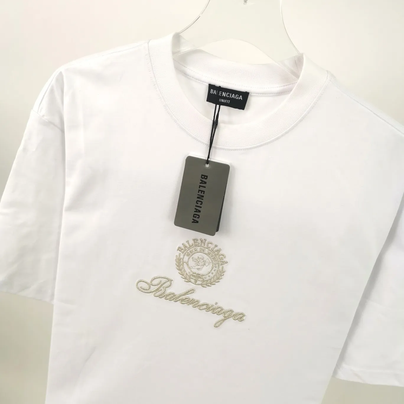 [New] The top tried and tested version of BALENCIAGA Balenciaga three-dimensional art embroidery Cupid badge Tanabata Valentine's Day limited edition pure cotton short-sleeved T-shirt for male and female couples stars Tanabata limited edition Cupid gold thread embroidered short-sleeved T-shirt Using imported Tajima machine, the embroidery effect is three-dimensional and full, first-line craftsmanship, the quality is visible to the naked eye, the overall font size, spacing, and detail features of the pattern are restored. The Cupid portrait is outlined by flat embroidery. The surrounding body is made of precision three-dimensional embroidery technology. The embroidery is very fine and dense. The font is clear and the lines and three-dimensional sense are strong. It highly restores the yb effect. Custom-woven and dyed 280g top-quality combed cotton fabric. The threads are the same and there is no color difference. Exclusive and high-quality. Welcome to compare. Same style for men and women. Color: white, black, pink. Size: XS-L P:260