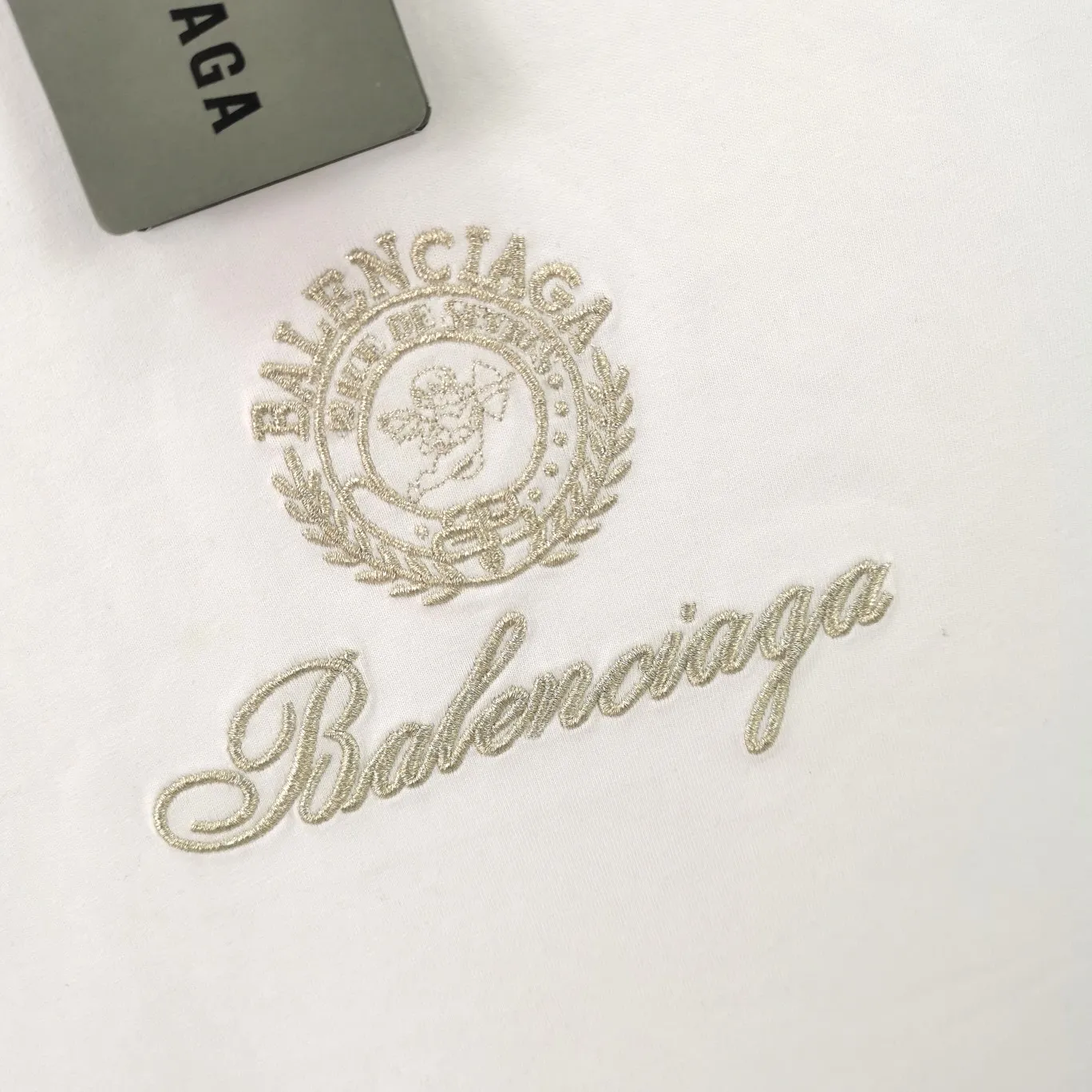 [New] The top tried and tested version of BALENCIAGA Balenciaga three-dimensional art embroidery Cupid badge Tanabata Valentine's Day limited edition pure cotton short-sleeved T-shirt for male and female couples stars Tanabata limited edition Cupid gold thread embroidered short-sleeved T-shirt Using imported Tajima machine, the embroidery effect is three-dimensional and full, first-line craftsmanship, the quality is visible to the naked eye, the overall font size, spacing, and detail features of the pattern are restored. The Cupid portrait is outlined by flat embroidery. The surrounding body is made of precision three-dimensional embroidery technology. The embroidery is very fine and dense. The font is clear and the lines and three-dimensional sense are strong. It highly restores the yb effect. Custom-woven and dyed 280g top-quality combed cotton fabric. The threads are the same and there is no color difference. Exclusive and high-quality. Welcome to compare. Same style for men and women. Color: white, black, pink. Size: XS-L P:260