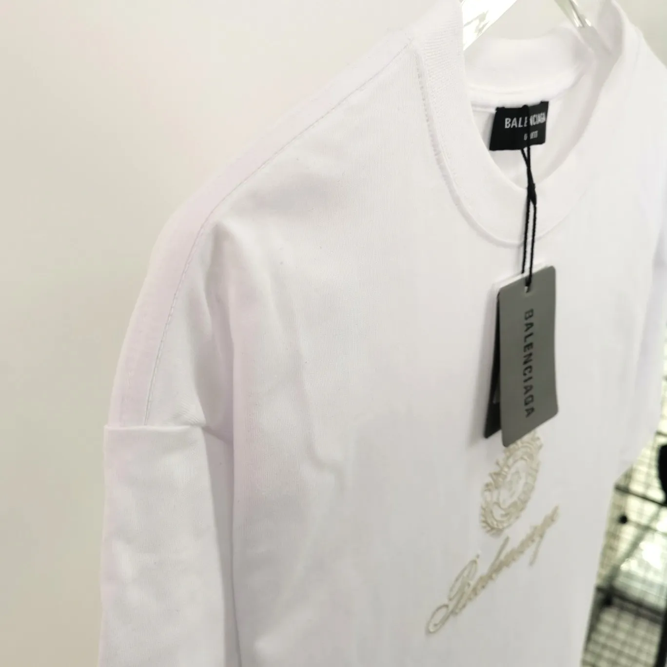 [New] The top tried and tested version of BALENCIAGA Balenciaga three-dimensional art embroidery Cupid badge Tanabata Valentine's Day limited edition pure cotton short-sleeved T-shirt for male and female couples stars Tanabata limited edition Cupid gold thread embroidered short-sleeved T-shirt Using imported Tajima machine, the embroidery effect is three-dimensional and full, first-line craftsmanship, the quality is visible to the naked eye, the overall font size, spacing, and detail features of the pattern are restored. The Cupid portrait is outlined by flat embroidery. The surrounding body is made of precision three-dimensional embroidery technology. The embroidery is very fine and dense. The font is clear and the lines and three-dimensional sense are strong. It highly restores the yb effect. Custom-woven and dyed 280g top-quality combed cotton fabric. The threads are the same and there is no color difference. Exclusive and high-quality. Welcome to compare. Same style for men and women. Color: white, black, pink. Size: XS-L P:260