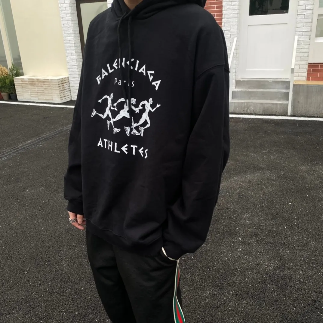 ♻️💯Reference model picture for the upper body❤️The top tested version Balenciaga BALENCIAGA running men's running marathon pure cotton loose loose men's and women's couple's same style autumn and winter hoodie hooded sweatshirt. The printing uses imported glue, high-coverage screen printing technology, high printing accuracy, and no tooth edges. Neat, refreshing, and clear texture. The fabric is made of 480g combed cotton fabric, which is full of drape! Color: Black White Dark Blue Size: XS-L P:450