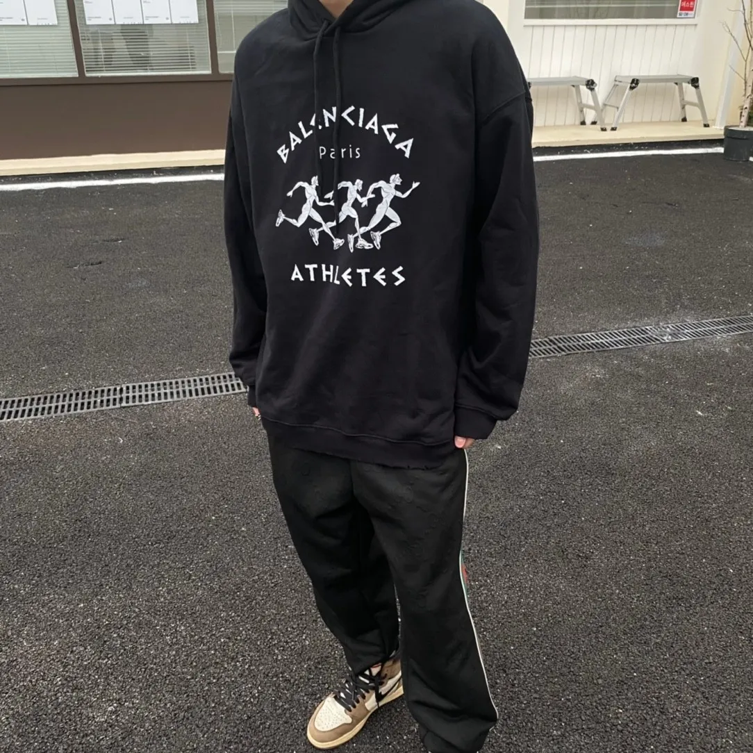 ♻️💯Reference model picture for the upper body❤️The top tested version Balenciaga BALENCIAGA running men's running marathon pure cotton loose loose men's and women's couple's same style autumn and winter hoodie hooded sweatshirt. The printing uses imported glue, high-coverage screen printing technology, high printing accuracy, and no tooth edges. Neat, refreshing, and clear texture. The fabric is made of 480g combed cotton fabric, which is full of drape! Color: Black White Dark Blue Size: XS-L P:450