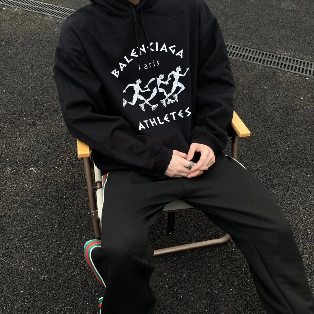 ♻️💯Reference model picture for the upper body❤️The top tested version Balenciaga BALENCIAGA running men's running marathon pure cotton loose loose men's and women's couple's same style autumn and winter hoodie hooded sweatshirt. The printing uses imported glue, high-coverage screen printing technology, high printing accuracy, and no tooth edges. Neat, refreshing, and clear texture. The fabric is made of 480g combed cotton fabric, which is full of drape! Color: Black White Dark Blue Size: XS-L P:450