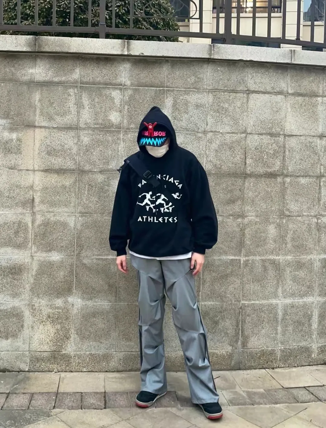 ♻️💯Reference model picture for the upper body❤️The top tested version Balenciaga BALENCIAGA running men's running marathon pure cotton loose loose men's and women's couple's same style autumn and winter hoodie hooded sweatshirt. The printing uses imported glue, high-coverage screen printing technology, high printing accuracy, and no tooth edges. Neat, refreshing, and clear texture. The fabric is made of 480g combed cotton fabric, which is full of drape! Color: Black White Dark Blue Size: XS-L P:450