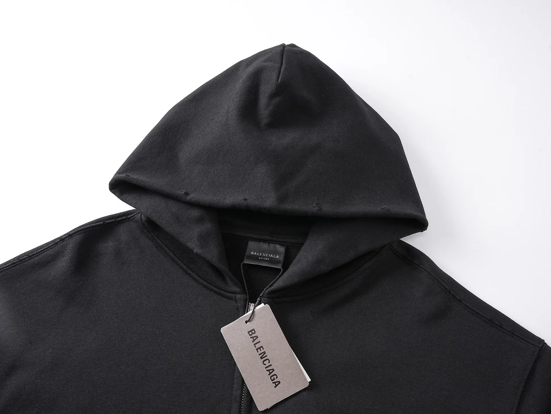 🅿️390 BALENCI*GA Paris back classic LOGO slurry printed hooded zipper sweatshirt. The letters on the back are made of environmentally friendly slurry printing technology. Hand-made masters position and grind at fixed points. Customized matching hardware. The letters are clear. The effect is three-dimensional. Exclusively woven and dyed 460g fabric. Threads are dyed in the same cylinder with zero color difference. Brick cabinet synchronization. Welcome to compare. Same style for men and women -Color: black -SIZE: Xs S M L Style number 8990#