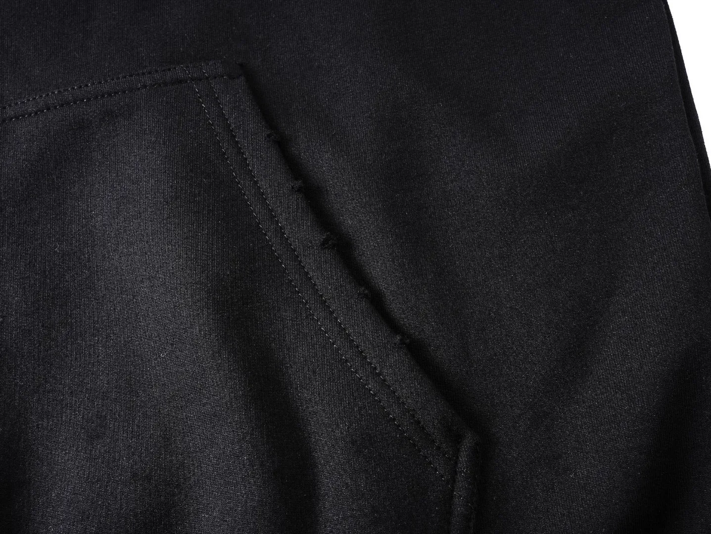 🅿️390 BALENCI*GA Paris back classic LOGO slurry printed hooded zipper sweatshirt. The letters on the back are made of environmentally friendly slurry printing technology. Hand-made masters position and grind at fixed points. Customized matching hardware. The letters are clear. The effect is three-dimensional. Exclusively woven and dyed 460g fabric. Threads are dyed in the same cylinder with zero color difference. Brick cabinet synchronization. Welcome to compare. Same style for men and women -Color: black -SIZE: Xs S M L Style number 8990#