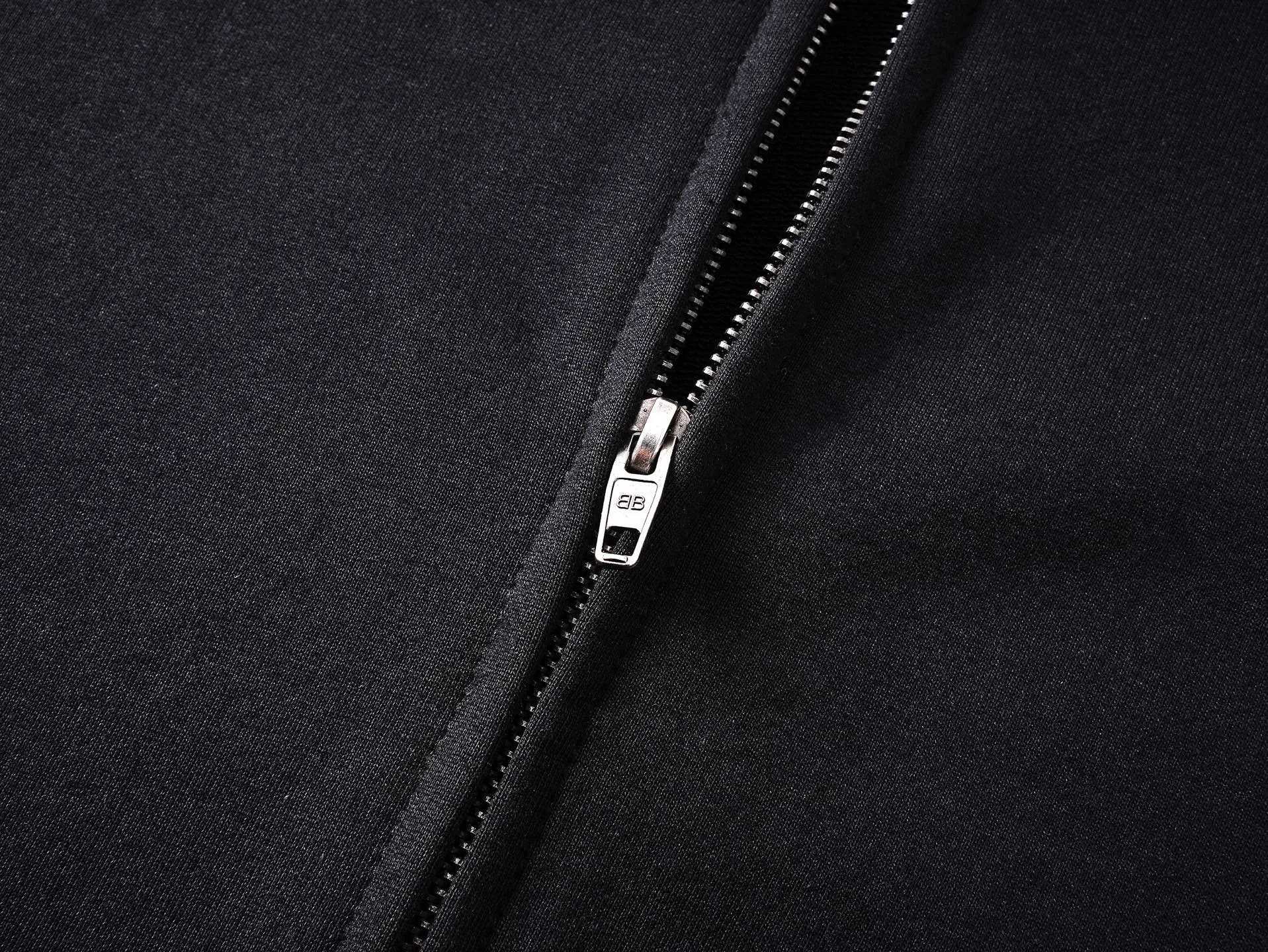 🅿️390 BALENCI*GA Paris back classic LOGO slurry printed hooded zipper sweatshirt. The letters on the back are made of environmentally friendly slurry printing technology. Hand-made masters position and grind at fixed points. Customized matching hardware. The letters are clear. The effect is three-dimensional. Exclusively woven and dyed 460g fabric. Threads are dyed in the same cylinder with zero color difference. Brick cabinet synchronization. Welcome to compare. Same style for men and women -Color: black -SIZE: Xs S M L Style number 8990#
