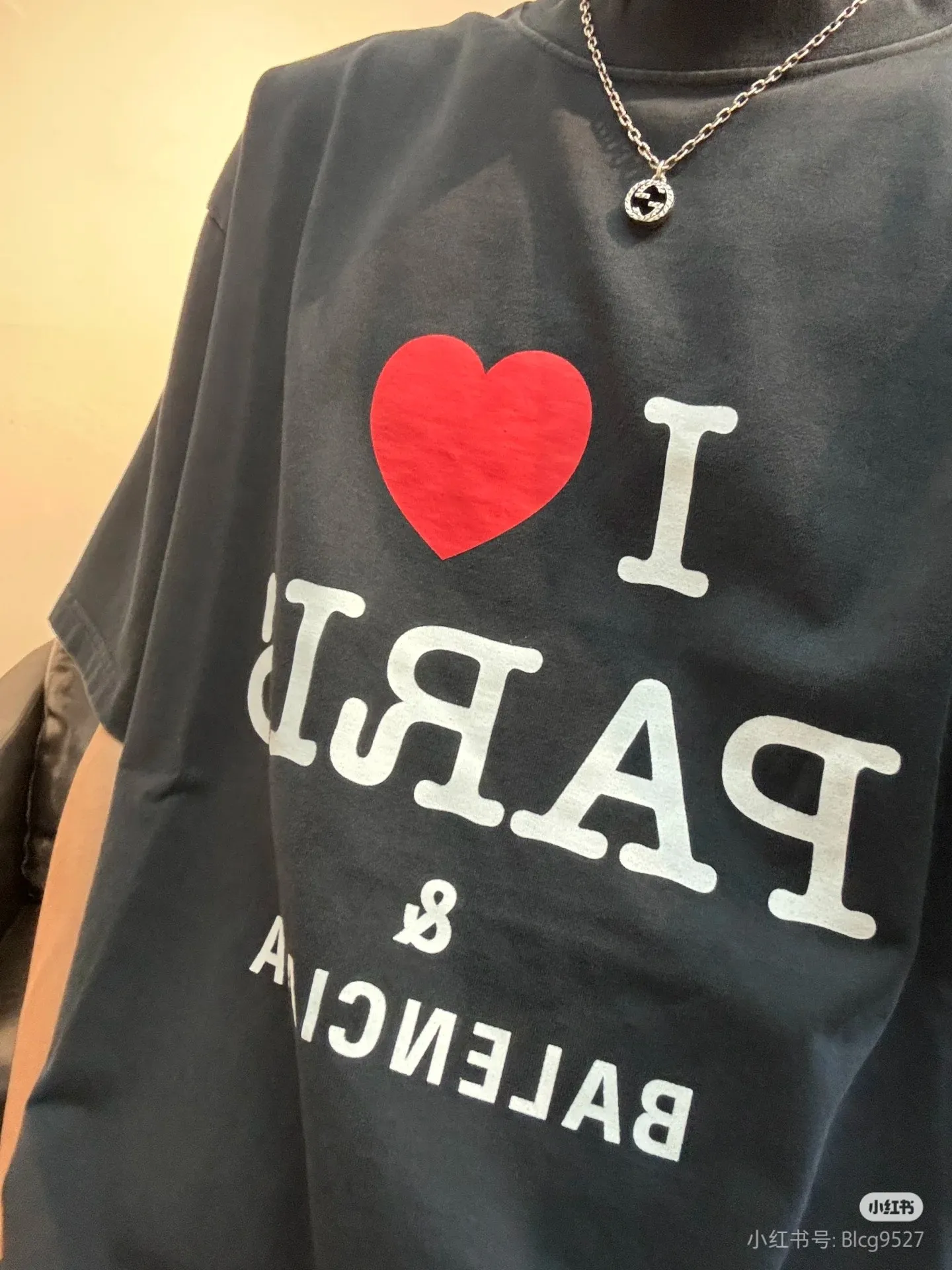 ♻️💯Refer to the model picture for the upper body❤️The top version of Balenciaga/Balenciaga’s new Chinese Valentine’s Day limited edition love printed round neck short-sleeved T-shirt - - Purchase the original mold to create, a full set of customized accessories, details determine success or failure - Balenciaga is one of the most influential brands in the fashion industry. Founded in 1919 by Cristóbal Balenciaga and settled in Paris in 1936, he led many important fashion movements between 1930 and 1968. The representative ready-to-wear collection embodies the brand's identity - Fabric: 280 grams of custom-made double yarn high-density cotton fabric - Craftsmanship: The entire garment is precision embossed - Accessories: A complete set of original Balenciaga counter accessories - Available for both men and women Black - Size: XS S M L P: 260