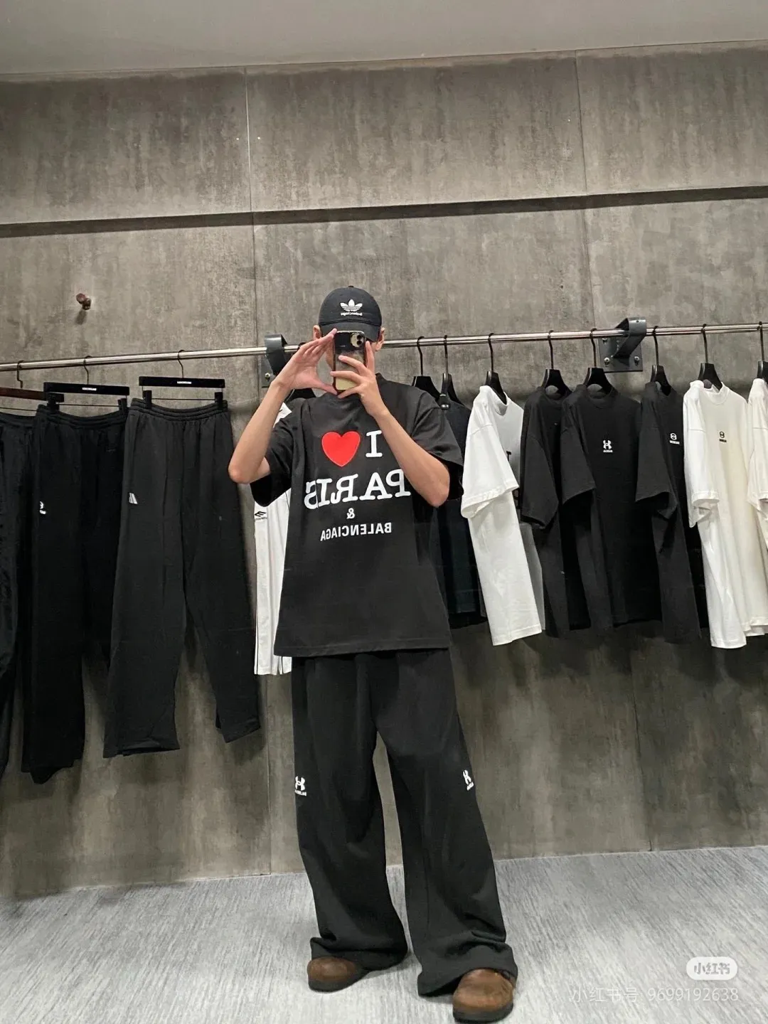 ♻️💯Refer to the model picture for the upper body❤️The top version of Balenciaga/Balenciaga’s new Chinese Valentine’s Day limited edition love printed round neck short-sleeved T-shirt - - Purchase the original mold to create, a full set of customized accessories, details determine success or failure - Balenciaga is one of the most influential brands in the fashion industry. Founded in 1919 by Cristóbal Balenciaga and settled in Paris in 1936, he led many important fashion movements between 1930 and 1968. The representative ready-to-wear collection embodies the brand's identity - Fabric: 280 grams of custom-made double yarn high-density cotton fabric - Craftsmanship: The entire garment is precision embossed - Accessories: A complete set of original Balenciaga counter accessories - Available for both men and women Black - Size: XS S M L P: 260