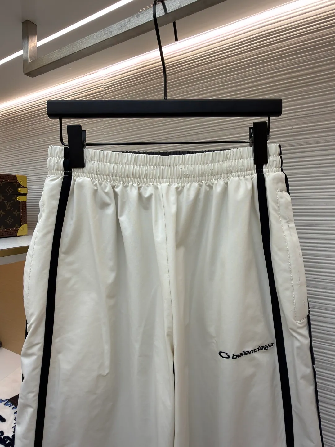 Balenciaga contrasting color splicing trousers ●Original version: purchased and developed by 12989 ●Item number: 1681131-B15 ●Fabric: nylon fabric ●Technology: embroidery production ●Version: loose version ●Weight: about 430 grams ●Size: 44-46-48-50 ●Description: The fabric uses high-quality PET sliced polyester fiber as the spinning raw material to ensure that it has stable chemical and physical properties and adopts high-speed spinning process PET slices are made into POY (pre-oriented yarn) or FDY (fully drawn yarn) through melting, filtration, spinneret extrusion and other steps. These filament products have high breaking strength, high elastic modulus, excellent heat setting, good resilience, heat resistance, light resistance, corrosion resistance and easy washing and quick drying. Face embroidery uses high-density cotton thread. Imported BEHRINGER embroidery logo. Splicing design and cutting. Requires manual sewing of threads of the same color. Complex workmanship. It ages slowly and adopts the classic washing and aging process. After careful polishing, it presents a unique whitening effect, showing a retro charm that has accumulated over time. This process is processed through a specific washing method. The overall wiring is straight and delicate, the fabric is comfortable and soft, and the color is consistent without color difference. It can be matched with the same style to create a fashionable look and control various occasions. Customized accessories, complete with three standards, same style for men and women!