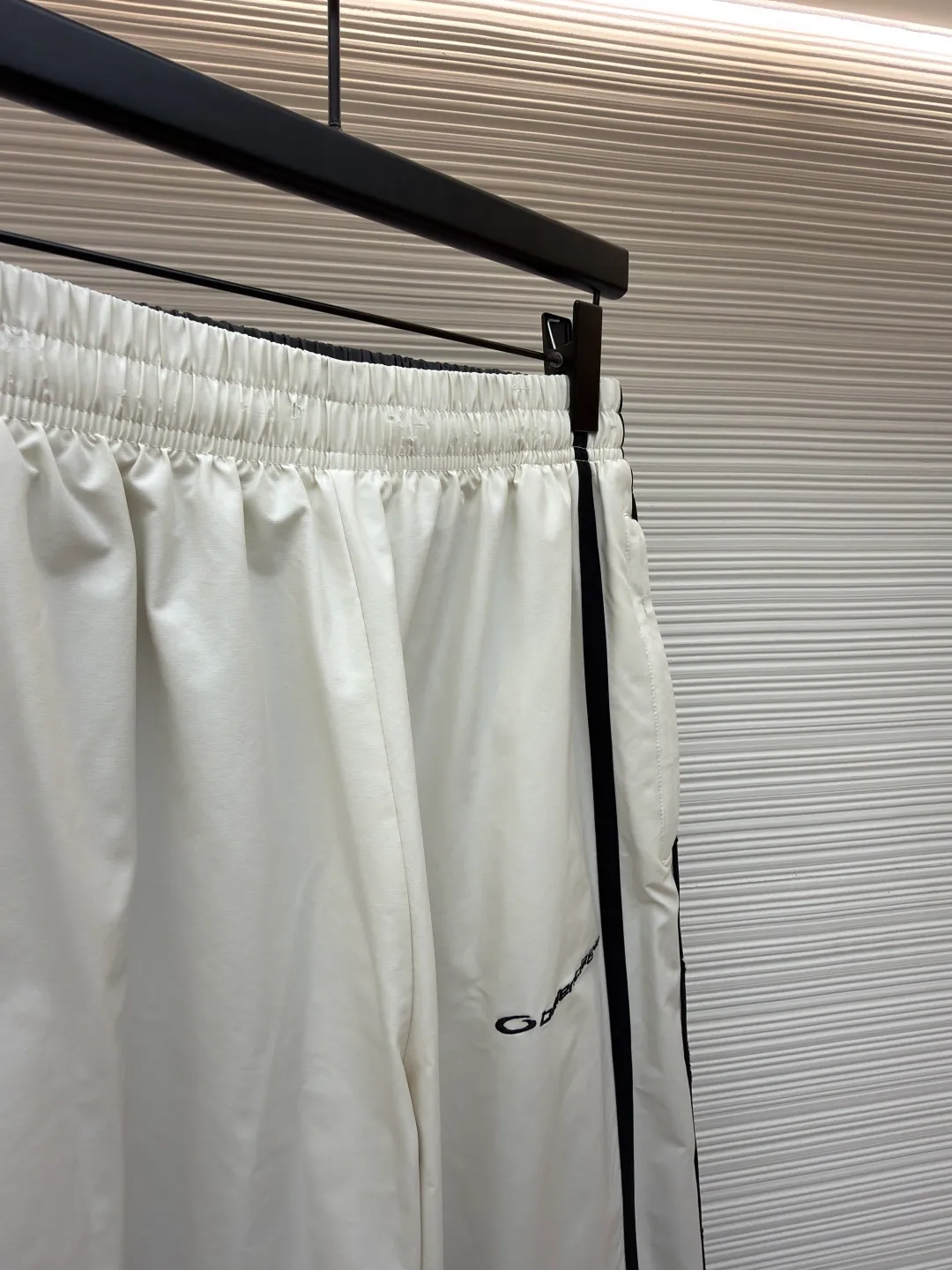 Balenciaga contrasting color splicing trousers ●Original version: purchased and developed by 12989 ●Item number: 1681131-B15 ●Fabric: nylon fabric ●Technology: embroidery production ●Version: loose version ●Weight: about 430 grams ●Size: 44-46-48-50 ●Description: The fabric uses high-quality PET sliced polyester fiber as the spinning raw material to ensure that it has stable chemical and physical properties and adopts high-speed spinning process PET slices are made into POY (pre-oriented yarn) or FDY (fully drawn yarn) through melting, filtration, spinneret extrusion and other steps. These filament products have high breaking strength, high elastic modulus, excellent heat setting, good resilience, heat resistance, light resistance, corrosion resistance and easy washing and quick drying. Face embroidery uses high-density cotton thread. Imported BEHRINGER embroidery logo. Splicing design and cutting. Requires manual sewing of threads of the same color. Complex workmanship. It ages slowly and adopts the classic washing and aging process. After careful polishing, it presents a unique whitening effect, showing a retro charm that has accumulated over time. This process is processed through a specific washing method. The overall wiring is straight and delicate, the fabric is comfortable and soft, and the color is consistent without color difference. It can be matched with the same style to create a fashionable look and control various occasions. Customized accessories, complete with three standards, same style for men and women!