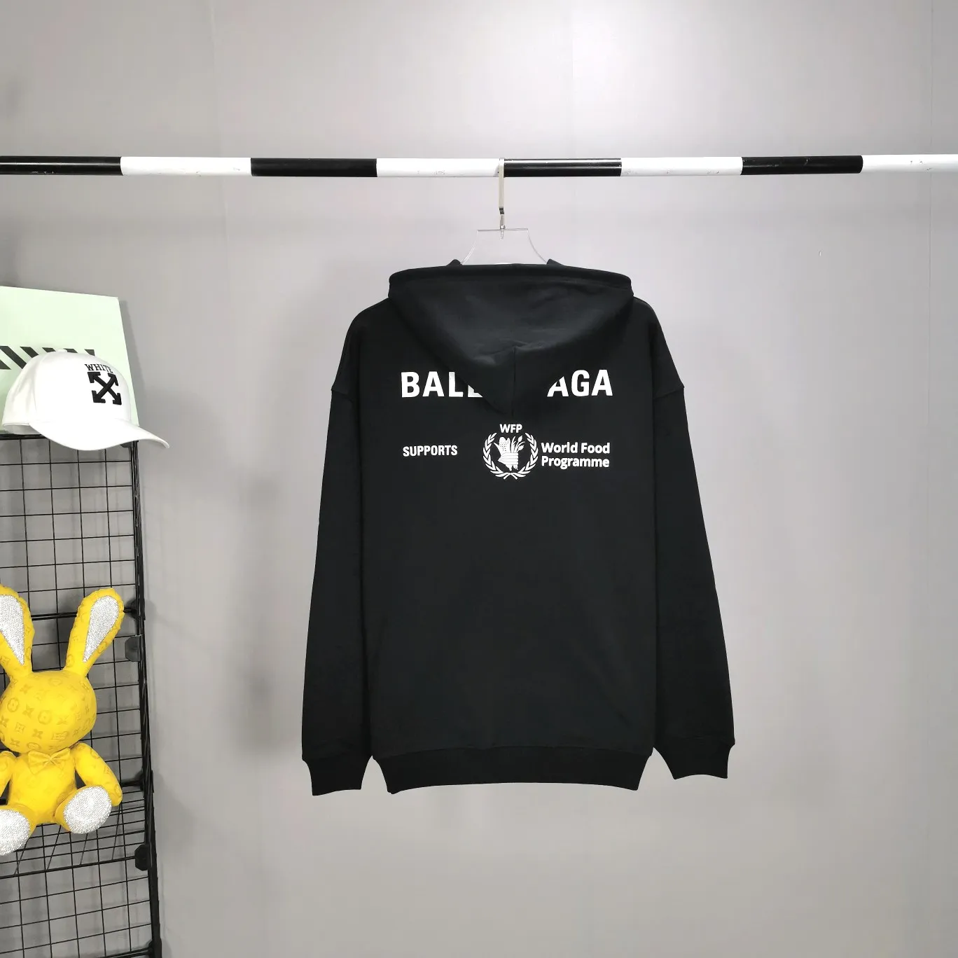 [New] Top-quality Balenciaga Balenciaga 21SS new WFP World Food Agency male and female couple celebrity autumn and winter pure cotton hooded sweatshirt. The fabric is made of 480 grams of pure cotton terry material. It does not pill and feels very good. It has been printed and dressed up dozens of times to achieve a 1:1 effect. All imported slurries are used. Proportional foaming powder is added to the slurry to foam at high temperatures. The printing convex effect is very good, and the powder does not fall off and does not break. The front and rear panels are washable and environmentally friendly. The entire printing process takes a long time. The hem and cuffs are all customized threads. There is no error in dyeing in the same vat. The workmanship is perfect. The accessories are all customized. This year’s hot trend in the market. Many Internet celebrities have tops. Very trendy. The same OverSzie version for men and women. Color: black, pink, Klein blue, white. Size: XS-L P:450