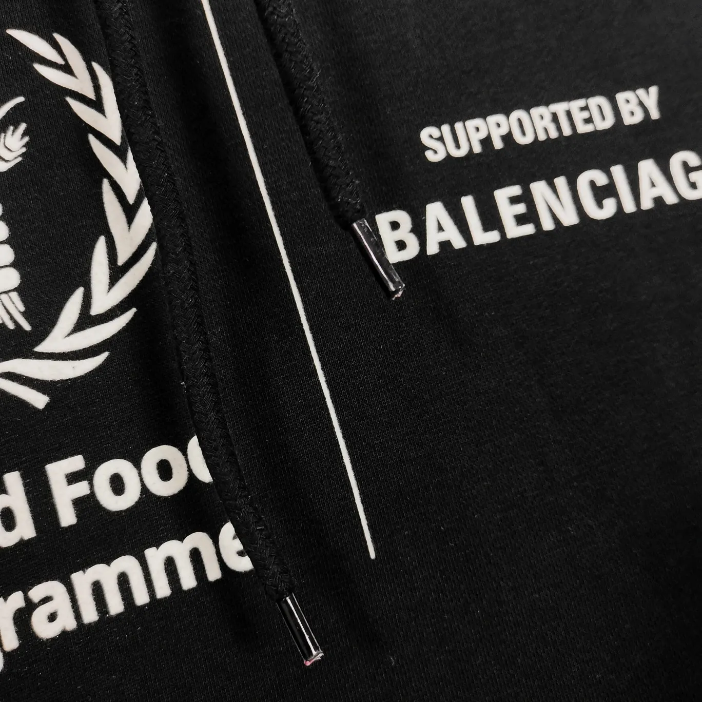 [New] Top-quality Balenciaga Balenciaga 21SS new WFP World Food Agency male and female couple celebrity autumn and winter pure cotton hooded sweatshirt. The fabric is made of 480 grams of pure cotton terry material. It does not pill and feels very good. It has been printed and dressed up dozens of times to achieve a 1:1 effect. All imported slurries are used. Proportional foaming powder is added to the slurry to foam at high temperatures. The printing convex effect is very good, and the powder does not fall off and does not break. The front and rear panels are washable and environmentally friendly. The entire printing process takes a long time. The hem and cuffs are all customized threads. There is no error in dyeing in the same vat. The workmanship is perfect. The accessories are all customized. This year’s hot trend in the market. Many Internet celebrities have tops. Very trendy. The same OverSzie version for men and women. Color: black, pink, Klein blue, white. Size: XS-L P:450