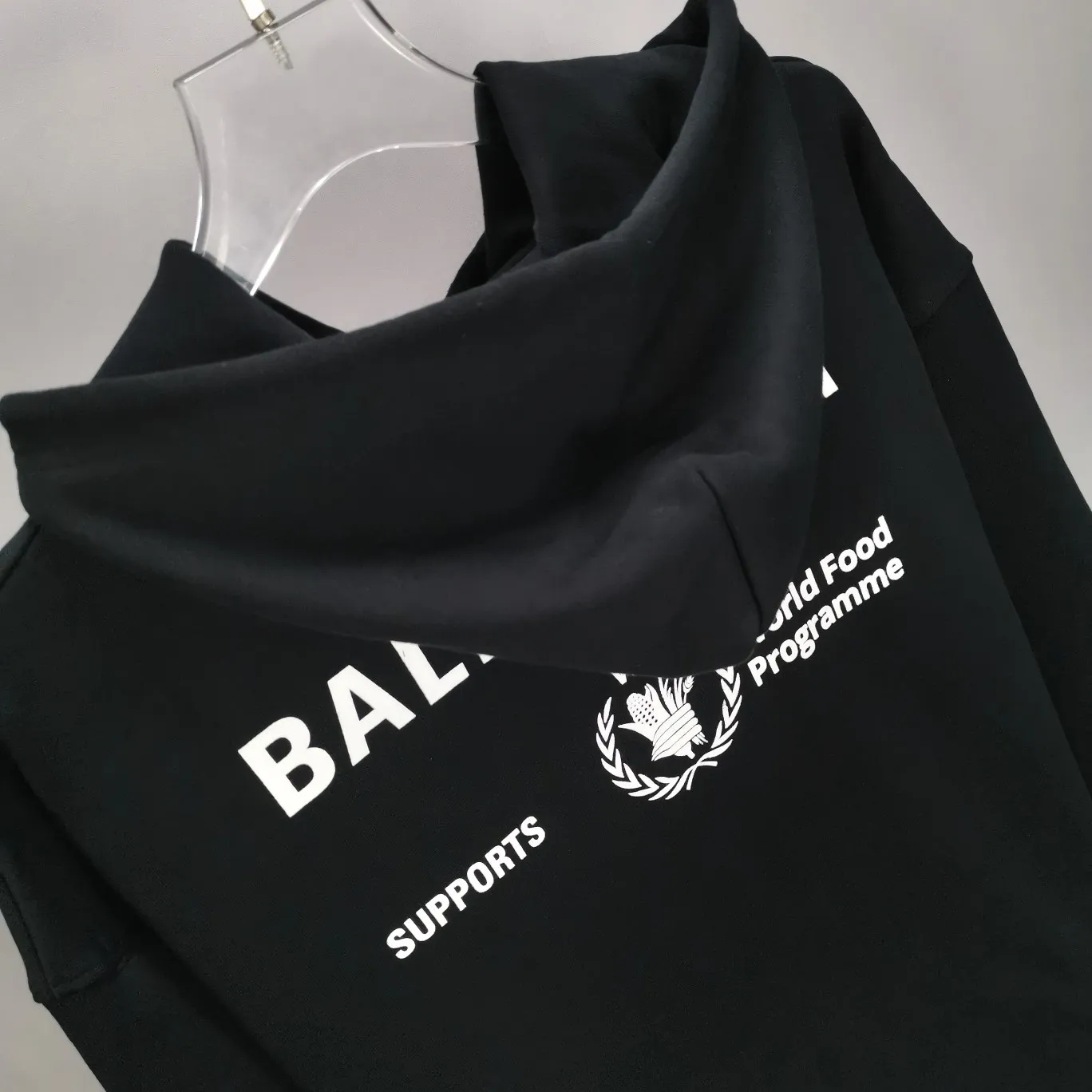 [New] Top-quality Balenciaga Balenciaga 21SS new WFP World Food Agency male and female couple celebrity autumn and winter pure cotton hooded sweatshirt. The fabric is made of 480 grams of pure cotton terry material. It does not pill and feels very good. It has been printed and dressed up dozens of times to achieve a 1:1 effect. All imported slurries are used. Proportional foaming powder is added to the slurry to foam at high temperatures. The printing convex effect is very good, and the powder does not fall off and does not break. The front and rear panels are washable and environmentally friendly. The entire printing process takes a long time. The hem and cuffs are all customized threads. There is no error in dyeing in the same vat. The workmanship is perfect. The accessories are all customized. This year’s hot trend in the market. Many Internet celebrities have tops. Very trendy. The same OverSzie version for men and women. Color: black, pink, Klein blue, white. Size: XS-L P:450