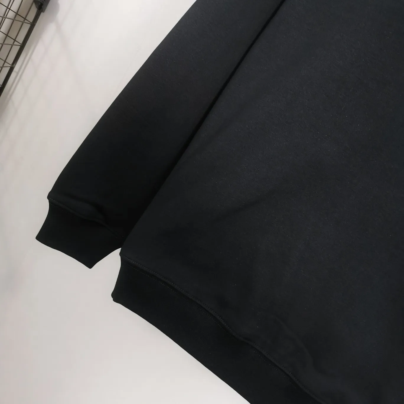 [New] Top-quality Balenciaga Balenciaga 21SS new WFP World Food Agency male and female couple celebrity autumn and winter pure cotton hooded sweatshirt. The fabric is made of 480 grams of pure cotton terry material. It does not pill and feels very good. It has been printed and dressed up dozens of times to achieve a 1:1 effect. All imported slurries are used. Proportional foaming powder is added to the slurry to foam at high temperatures. The printing convex effect is very good, and the powder does not fall off and does not break. The front and rear panels are washable and environmentally friendly. The entire printing process takes a long time. The hem and cuffs are all customized threads. There is no error in dyeing in the same vat. The workmanship is perfect. The accessories are all customized. This year’s hot trend in the market. Many Internet celebrities have tops. Very trendy. The same OverSzie version for men and women. Color: black, pink, Klein blue, white. Size: XS-L P:450