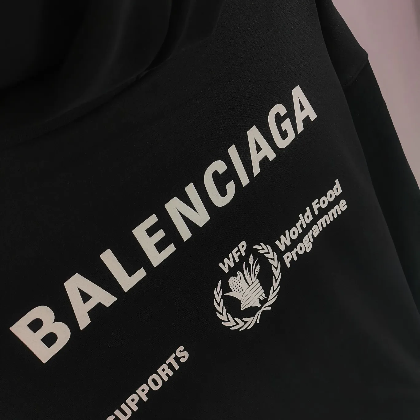[New] Top-quality Balenciaga Balenciaga 21SS new WFP World Food Agency male and female couple celebrity autumn and winter pure cotton hooded sweatshirt. The fabric is made of 480 grams of pure cotton terry material. It does not pill and feels very good. It has been printed and dressed up dozens of times to achieve a 1:1 effect. All imported slurries are used. Proportional foaming powder is added to the slurry to foam at high temperatures. The printing convex effect is very good, and the powder does not fall off and does not break. The front and rear panels are washable and environmentally friendly. The entire printing process takes a long time. The hem and cuffs are all customized threads. There is no error in dyeing in the same vat. The workmanship is perfect. The accessories are all customized. This year’s hot trend in the market. Many Internet celebrities have tops. Very trendy. The same OverSzie version for men and women. Color: black, pink, Klein blue, white. Size: XS-L P:450