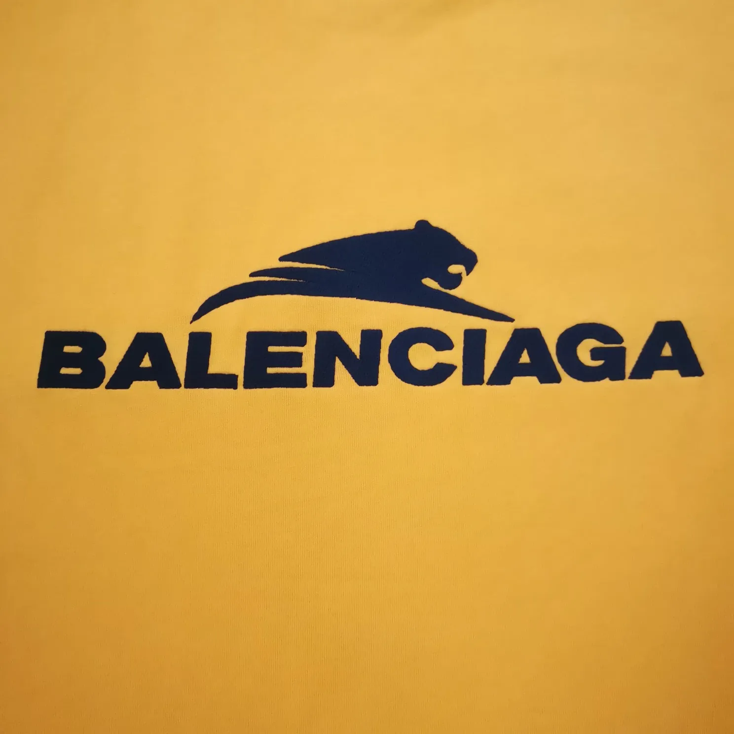 [Top version] BALENCIAGA's new Year of the Tiger limited edition embroidered loose-fitting pure cotton short-sleeved T-shirt for men and women (there is a slight color difference in the photo, but there is no color difference in reality) Without further ado, the focus of this model's craftsmanship is the embroidery printing on the front and back. Whoever has good machines will do it right. For this model, the embroidery machine we use is the Tajima embroidery machine imported from Japan, "known as the best embroidery model in the world", with low failure rate, thread skipping rate, and thread breakage rate. Embroidery with high precision.  3D cherry blossom thread, embroidery is meticulous and smooth. You can see the detailed pictures, even though thousands of needles are used for embroidery, the fabric will not deform. The edges and corners, the pattern transition is smooth and flat!  Color: black, white, yellow Size: XS-L P:250