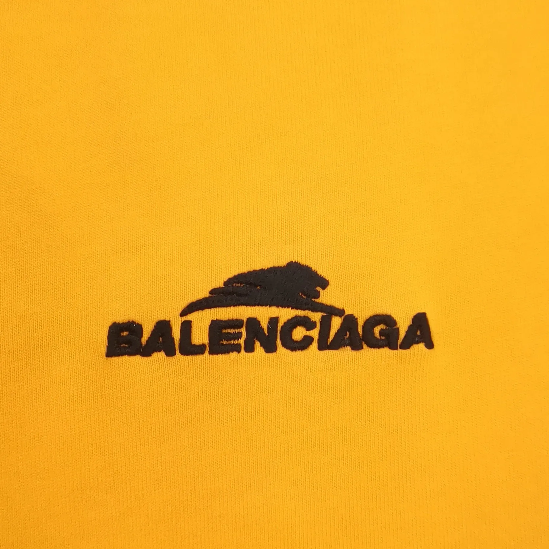 [Top version] BALENCIAGA's new Year of the Tiger limited edition embroidered loose-fitting pure cotton short-sleeved T-shirt for men and women (there is a slight color difference in the photo, but there is no color difference in reality) Without further ado, the focus of this model's craftsmanship is the embroidery printing on the front and back. Whoever has good machines will do it right. For this model, the embroidery machine we use is the Tajima embroidery machine imported from Japan, "known as the best embroidery model in the world", with low failure rate, thread skipping rate, and thread breakage rate. Embroidery with high precision.  3D cherry blossom thread, embroidery is meticulous and smooth. You can see the detailed pictures, even though thousands of needles are used for embroidery, the fabric will not deform. The edges and corners, the pattern transition is smooth and flat!  Color: black, white, yellow Size: XS-L P:250