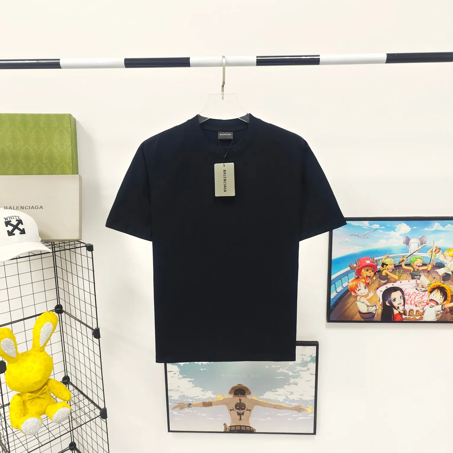 [New arrival] The top tested version of Balenciaga's eco-friendly logo arrow three-color loose breathable cotton short-sleeved T-shirt BLCG is one of the most influential brands in the fashion industry. Founded in 1919 by Cristóbal Balenciaga and settled in Paris in 1936, he led many important fashion movements between 1930 and 1968. The representative ready-to-wear series reflects the identity of the brand - Fabric: Made of 32-count double yarn, 260-gram weight fabric, imported knitted needle carded cotton, with moderate thickness, drape and contour - The front printing screen plate is hand-printed, and the 3D full-color scanned pattern is made into film to ensure the highest degree of printing pattern restoration. The upper and lower LOGO printing has a strong touch texture. The printing material uses environmentally friendly active water slurry and anti-sublimation liquid as the base. The garment is resistant to washing and does not desizing. Color: black and white size: XS-L P:240