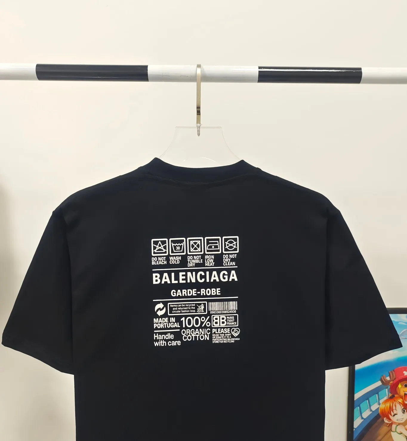 [New arrival] The top tested version of Balenciaga's eco-friendly logo arrow three-color loose breathable cotton short-sleeved T-shirt BLCG is one of the most influential brands in the fashion industry. Founded in 1919 by Cristóbal Balenciaga and settled in Paris in 1936, he led many important fashion movements between 1930 and 1968. The representative ready-to-wear series reflects the identity of the brand - Fabric: Made of 32-count double yarn, 260-gram weight fabric, imported knitted needle carded cotton, with moderate thickness, drape and contour - The front printing screen plate is hand-printed, and the 3D full-color scanned pattern is made into film to ensure the highest degree of printing pattern restoration. The upper and lower LOGO printing has a strong touch texture. The printing material uses environmentally friendly active water slurry and anti-sublimation liquid as the base. The garment is resistant to washing and does not desizing. Color: black and white size: XS-L P:240